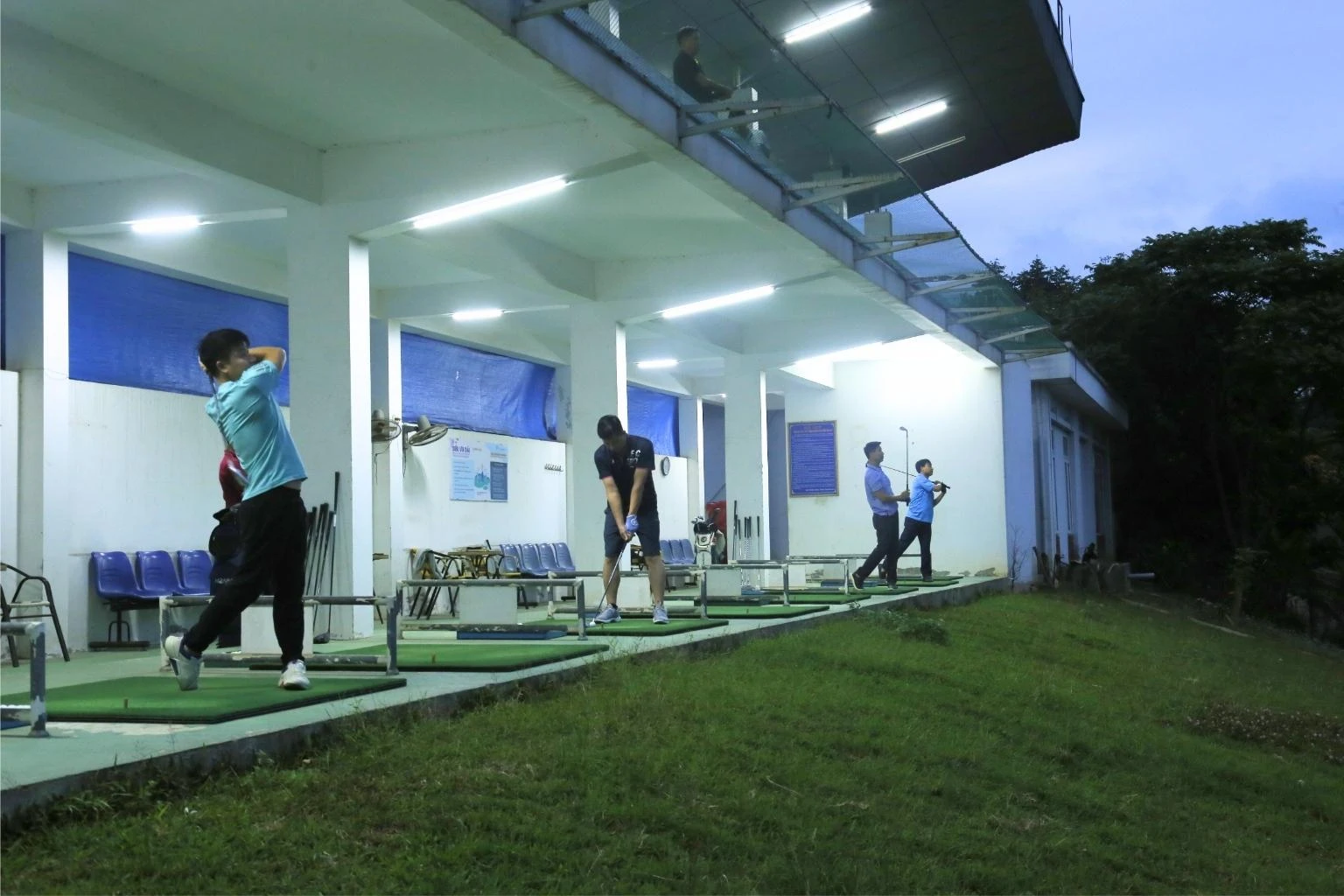 Golf dần trở thành môn thể thao thời thượng và được nhiều người tiếp cận..jpg