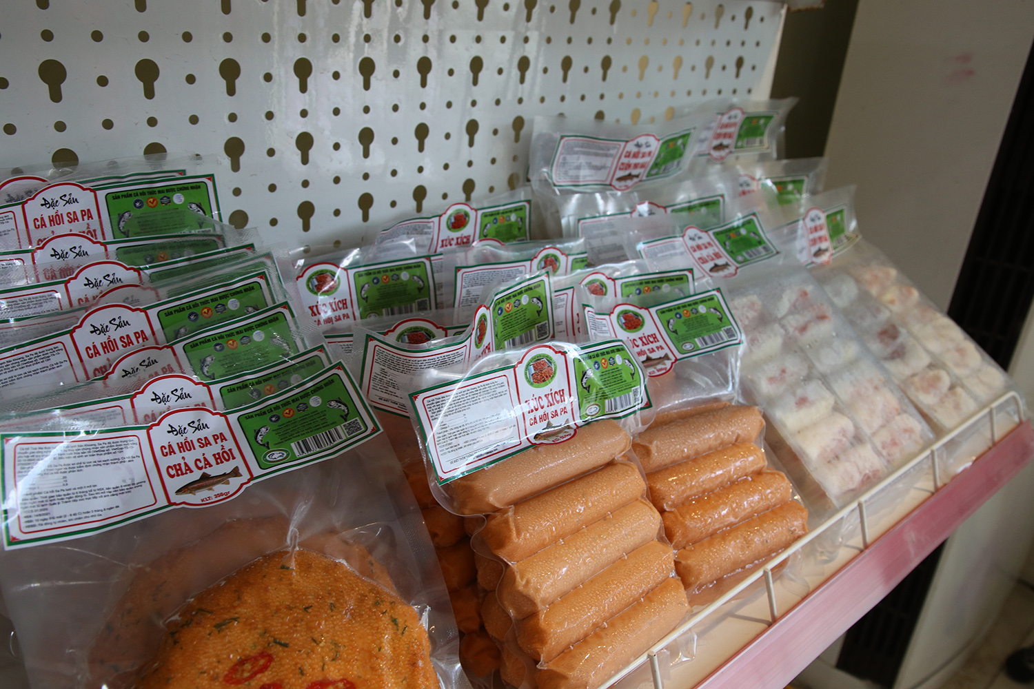 Nông sản Lào Cai được dán nhãn truy xuất nguồn gốc. Các sản phẩm được dán nhãn để dễ dàng truy xuất nguồn gốc điện tử.Thúy Phượng.JPG
