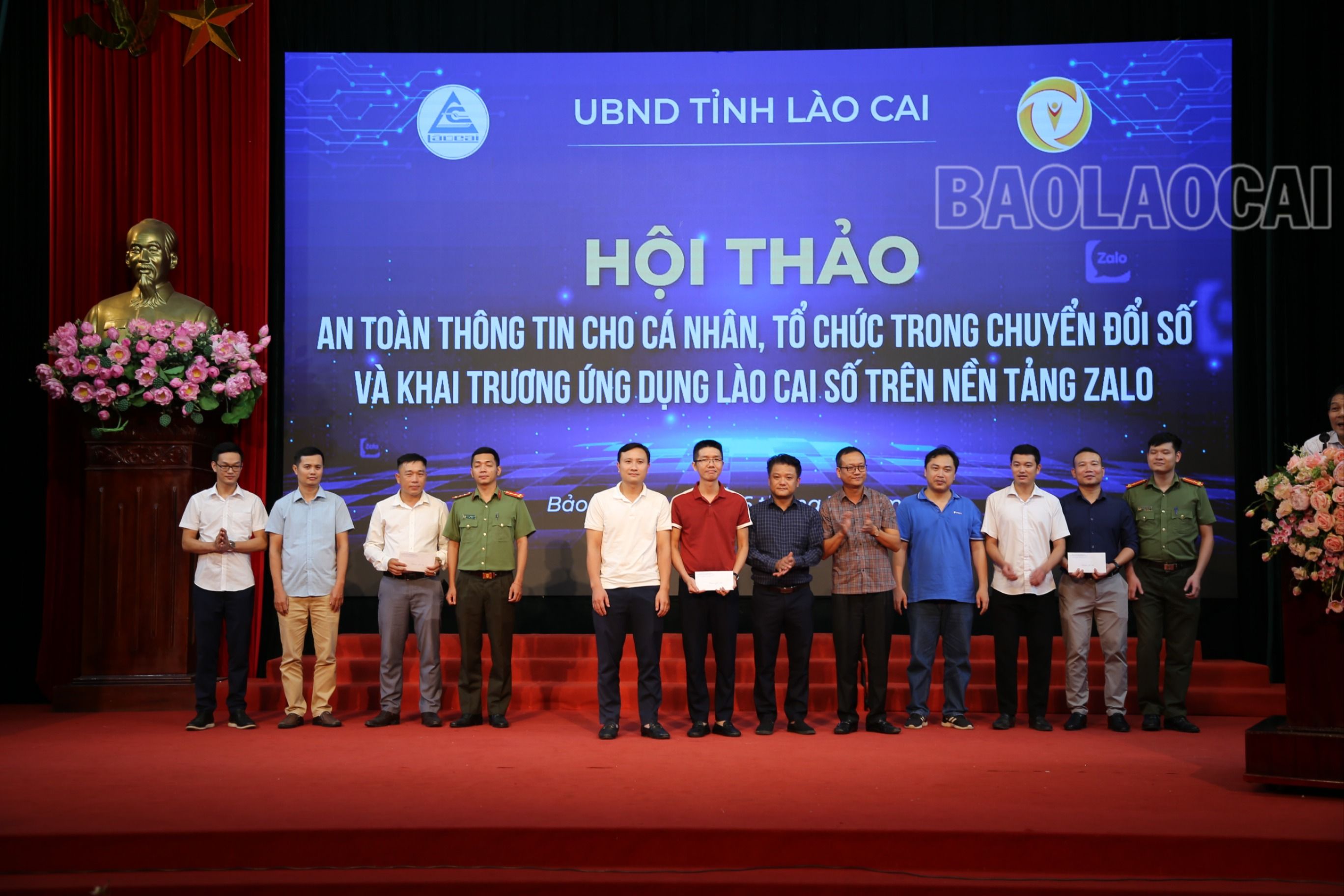 trao giải.JPG