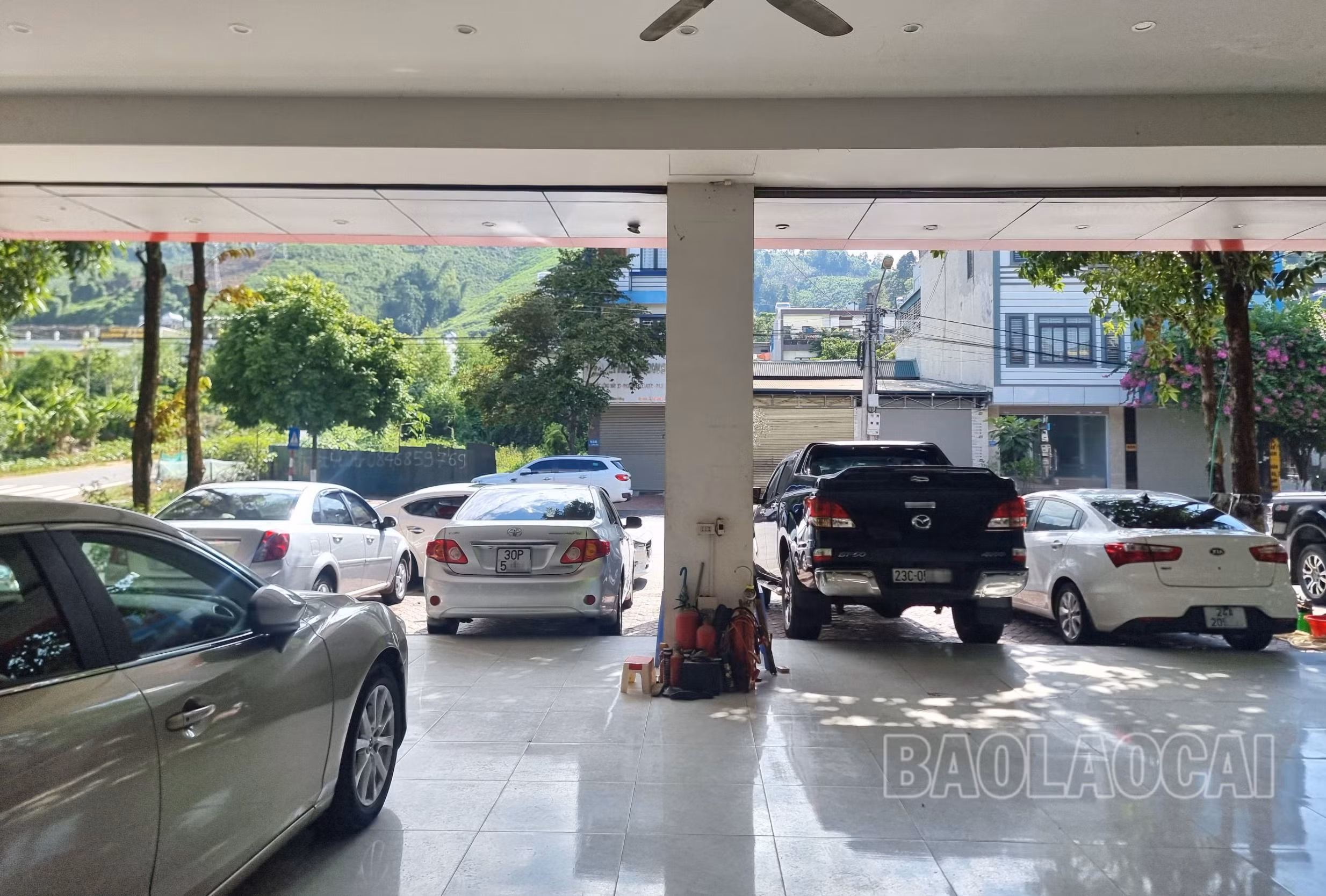 Hiện nay, giao dịch mua bán ở các cửa hàng buôn bán xe ô tô cũ đang khá trầm lắng.jpg