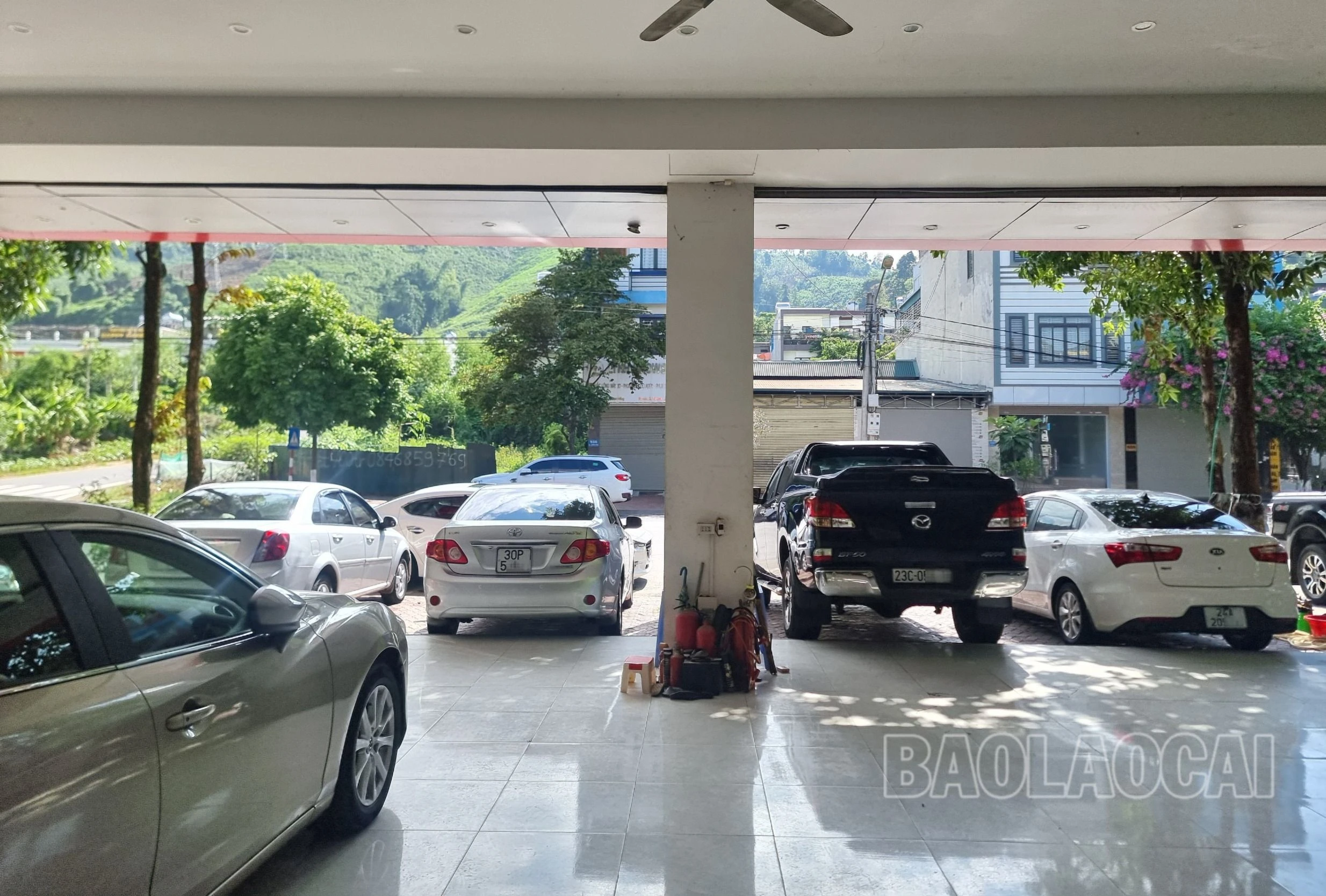 Hiện nay, giao dịch mua bán ở các cửa hàng buôn bán xe ô tô cũ đang khá trầm lắng.jpg