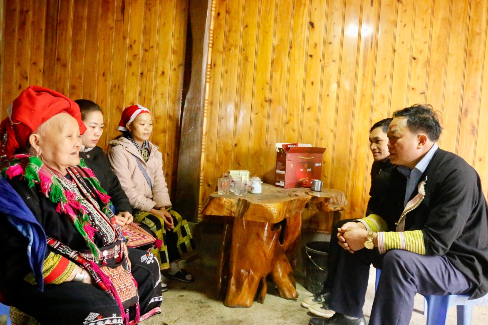 Trưởng thôn Lý Phù Chìu “đi từng ngõ, gõ từng nhà” để tuyên truyền, vận động.jpg