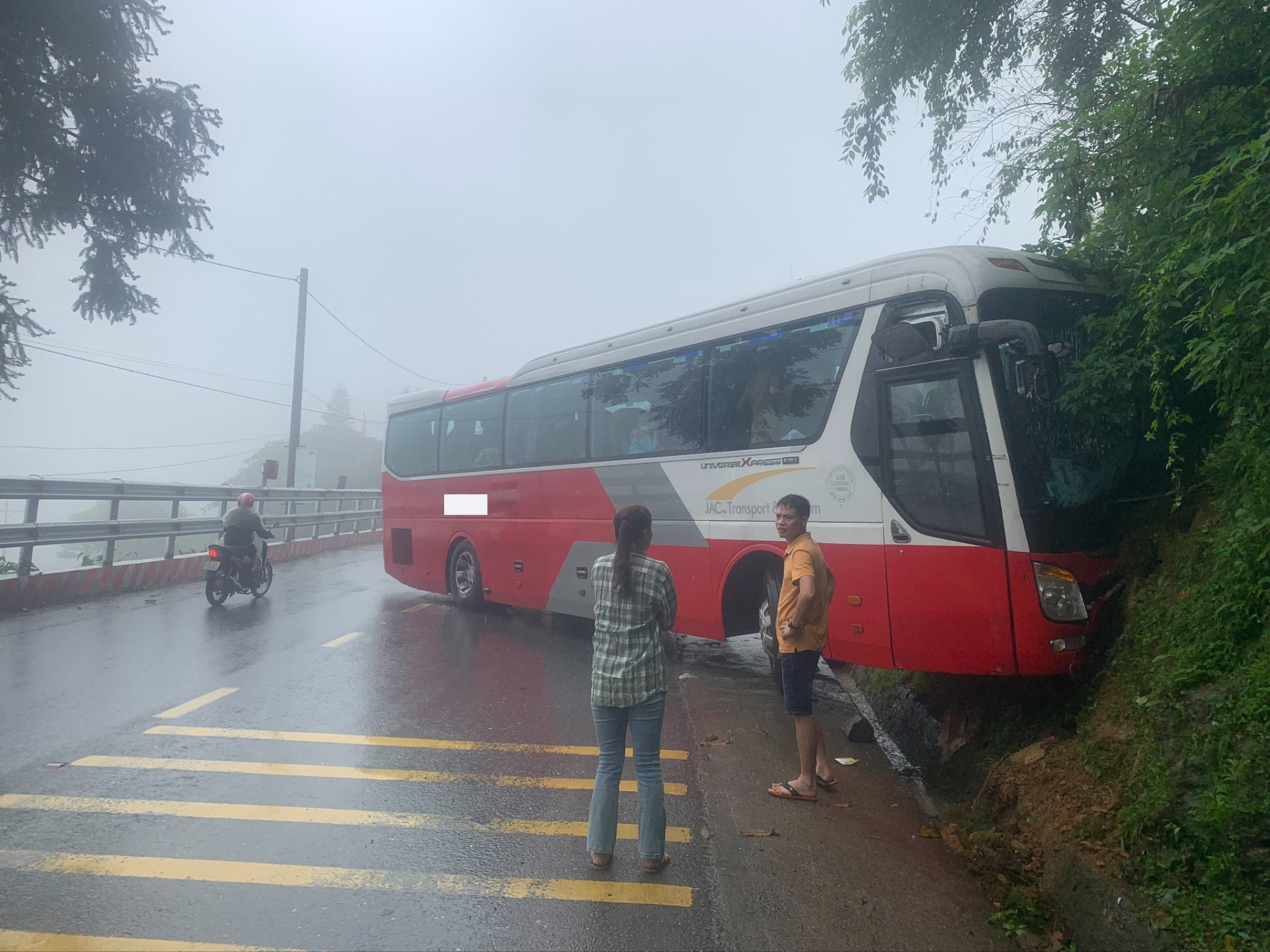 Do đường trơn trượt nên tài xế không làm chủ được tay lái. 2.jpg