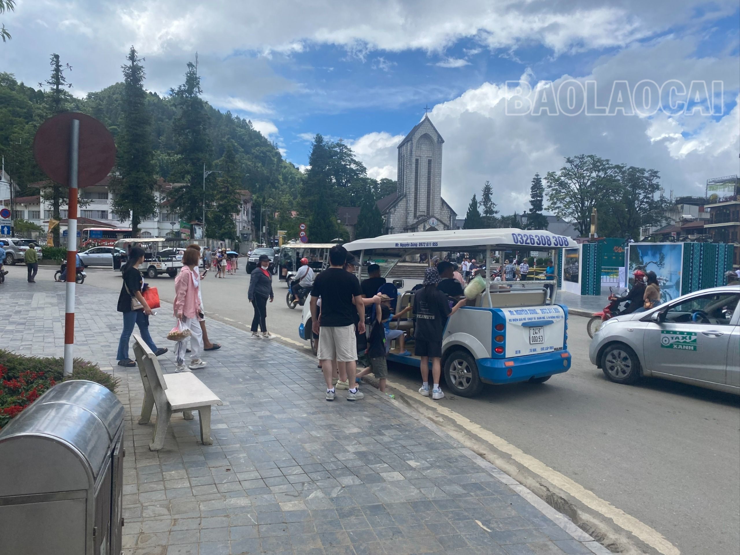 Xe điện là phương tiện được nhiều du khách lựa chọn để di chuyển tại khu vực trung tâm thị xã Sa Pa. khách đi xe điện