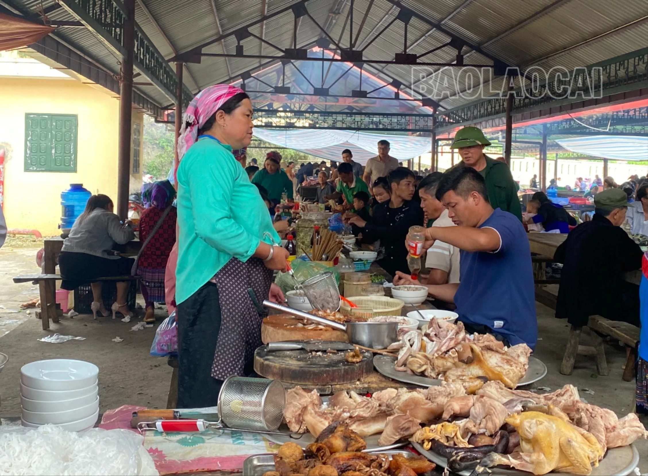 Khu ẩm thực chợ phiên tấp nập đông vui.jpg