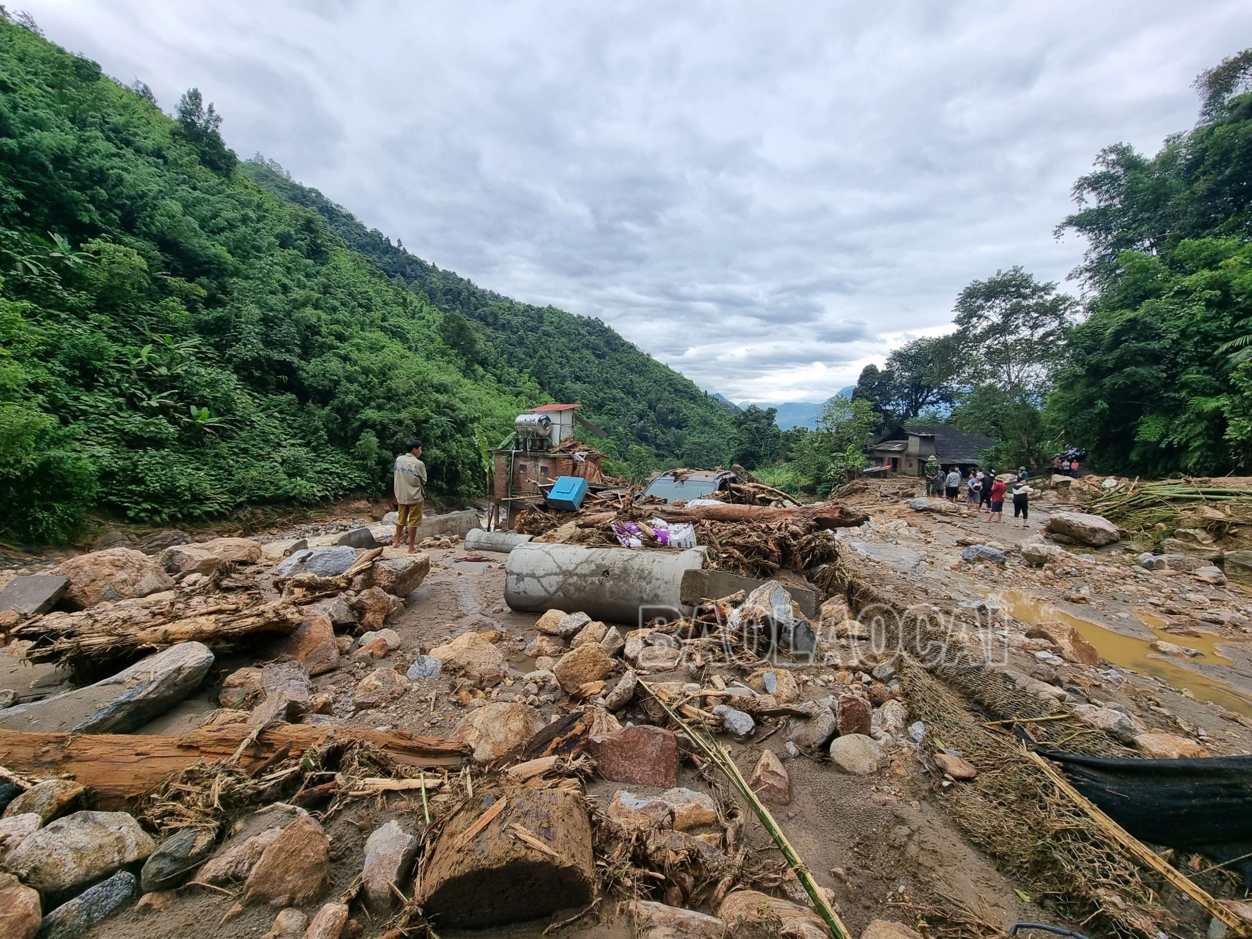 tan hoang sau lũ.jpg