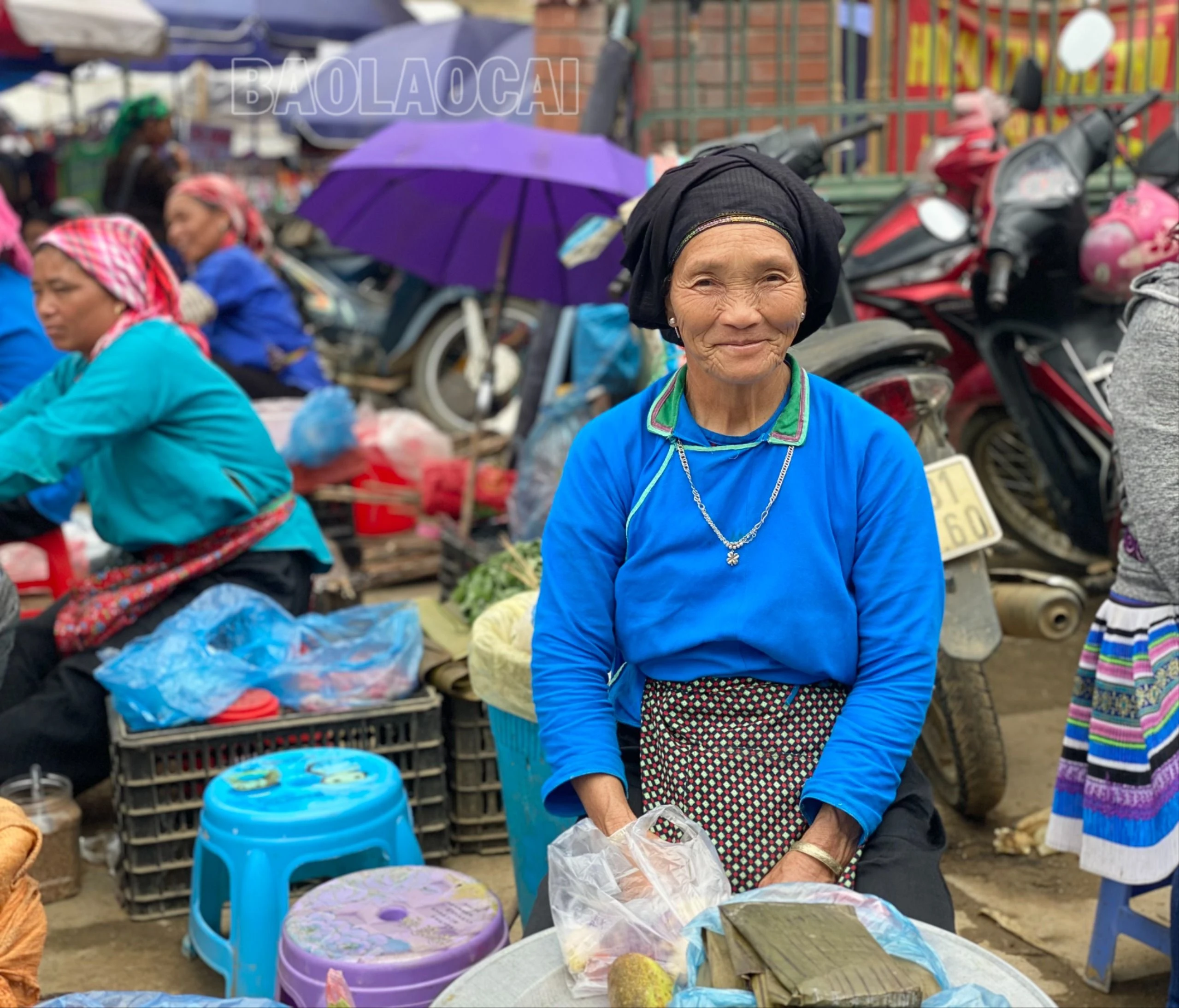 Người bán hàng niềm nở đón mời khách đến chơi chợ.jpg