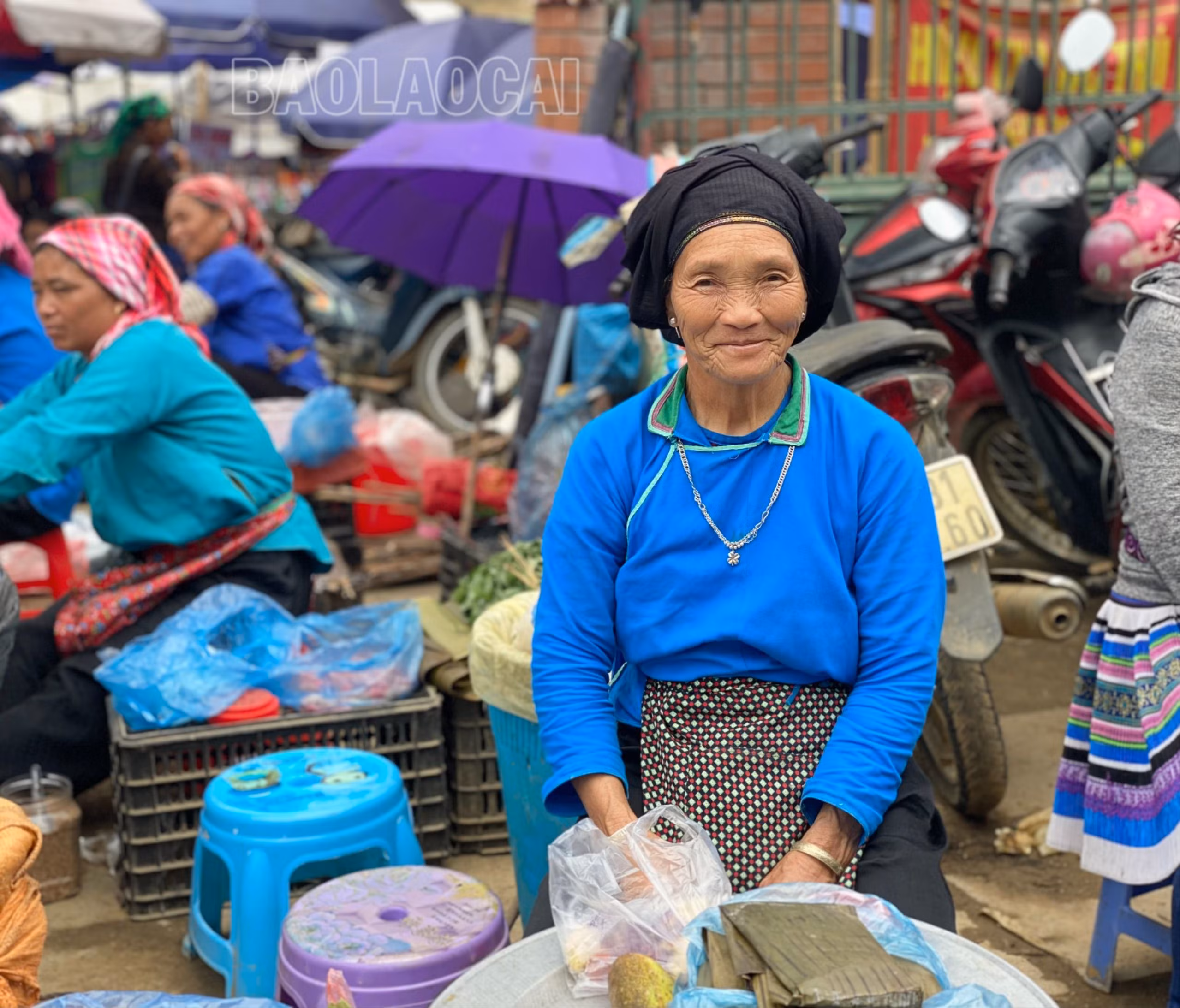 Người bán hàng niềm nở đón mời khách đến chơi chợ.jpg