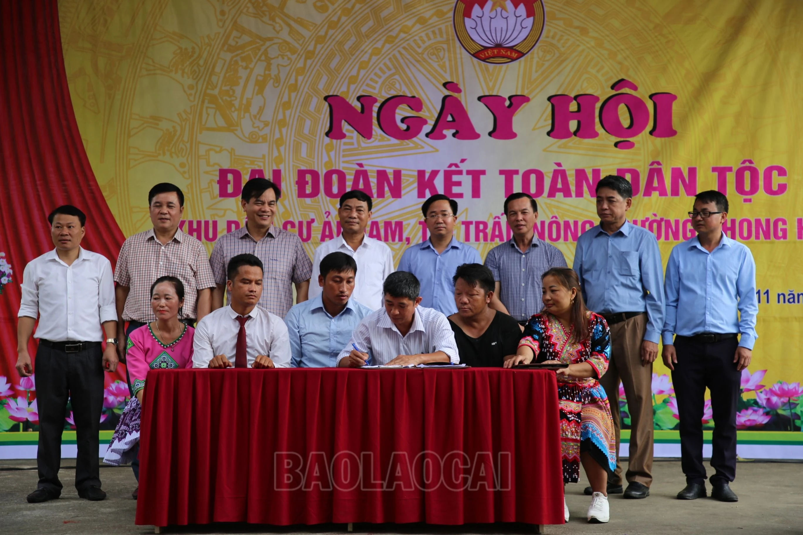 Đại diện thôn Ải Nam ký giao ước thi đua năm 2024.