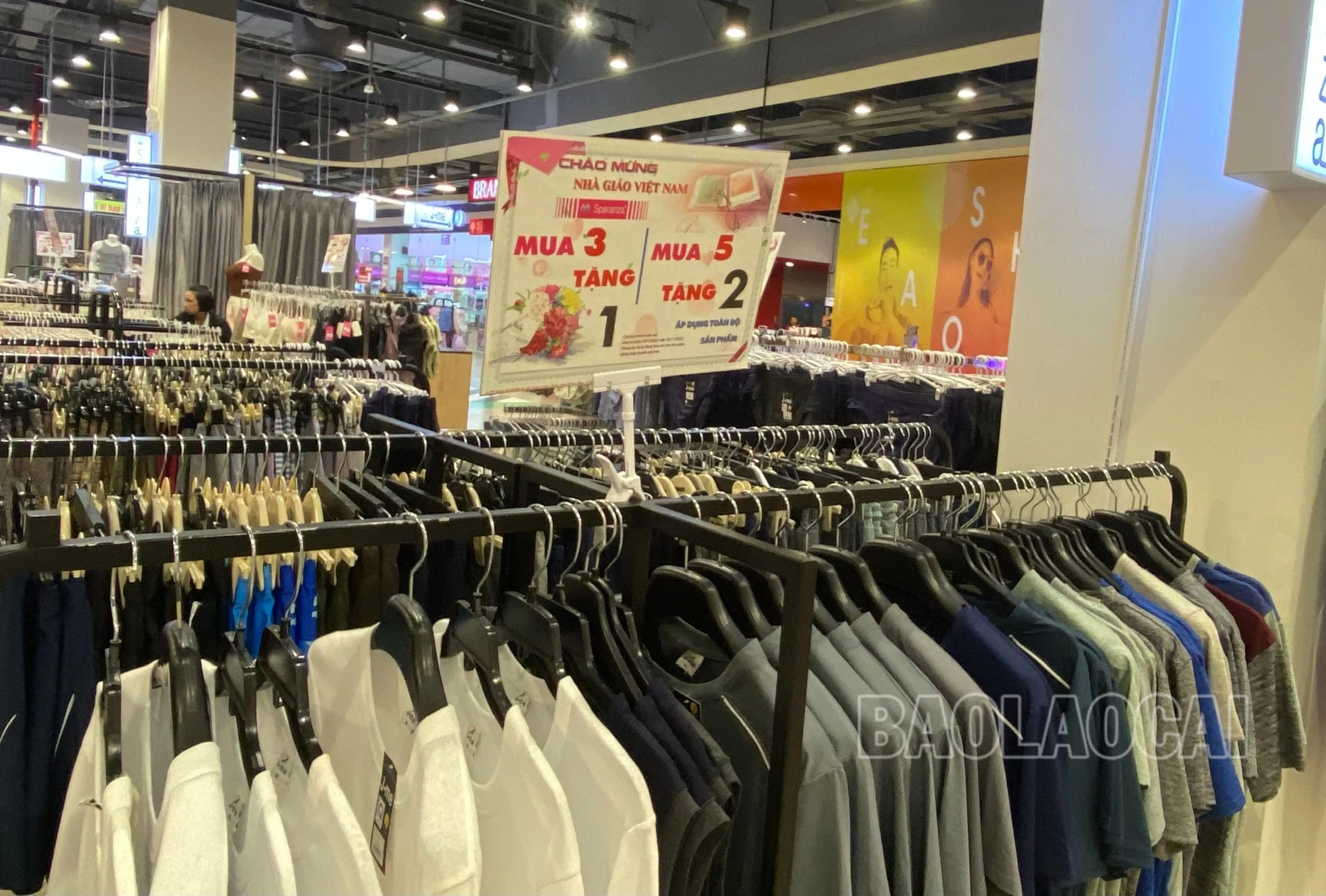 Các mặt hàng thời trang giảm giá, khuyến mại vào cuối năm.jpg