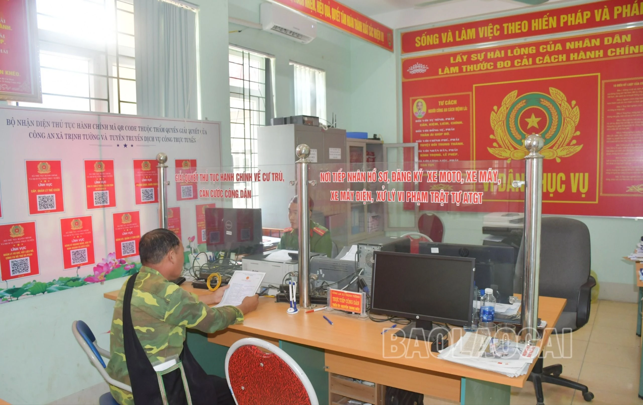 Người dân thực hiện TTHC.jpg