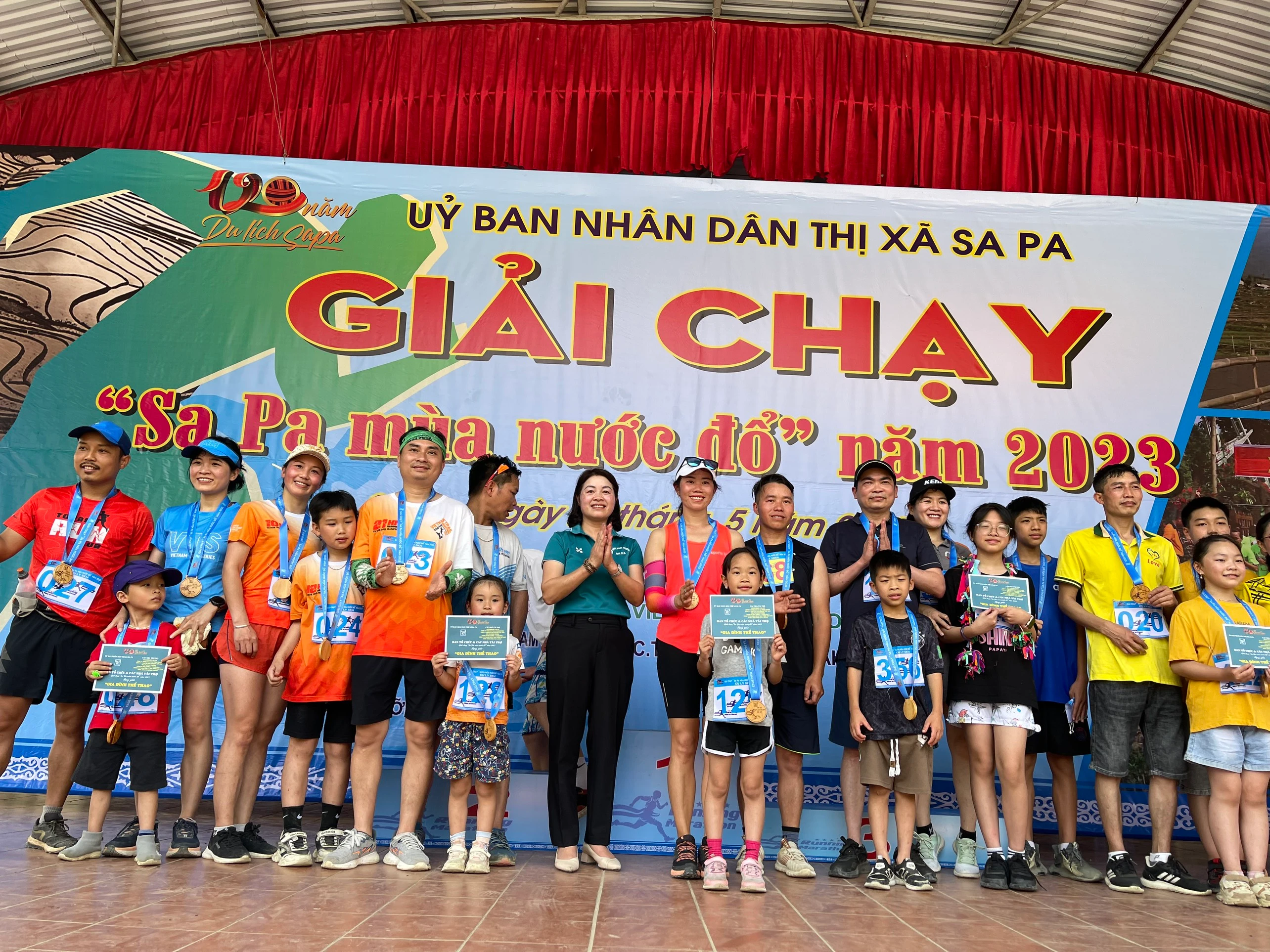 trao giải gia đình.jpg