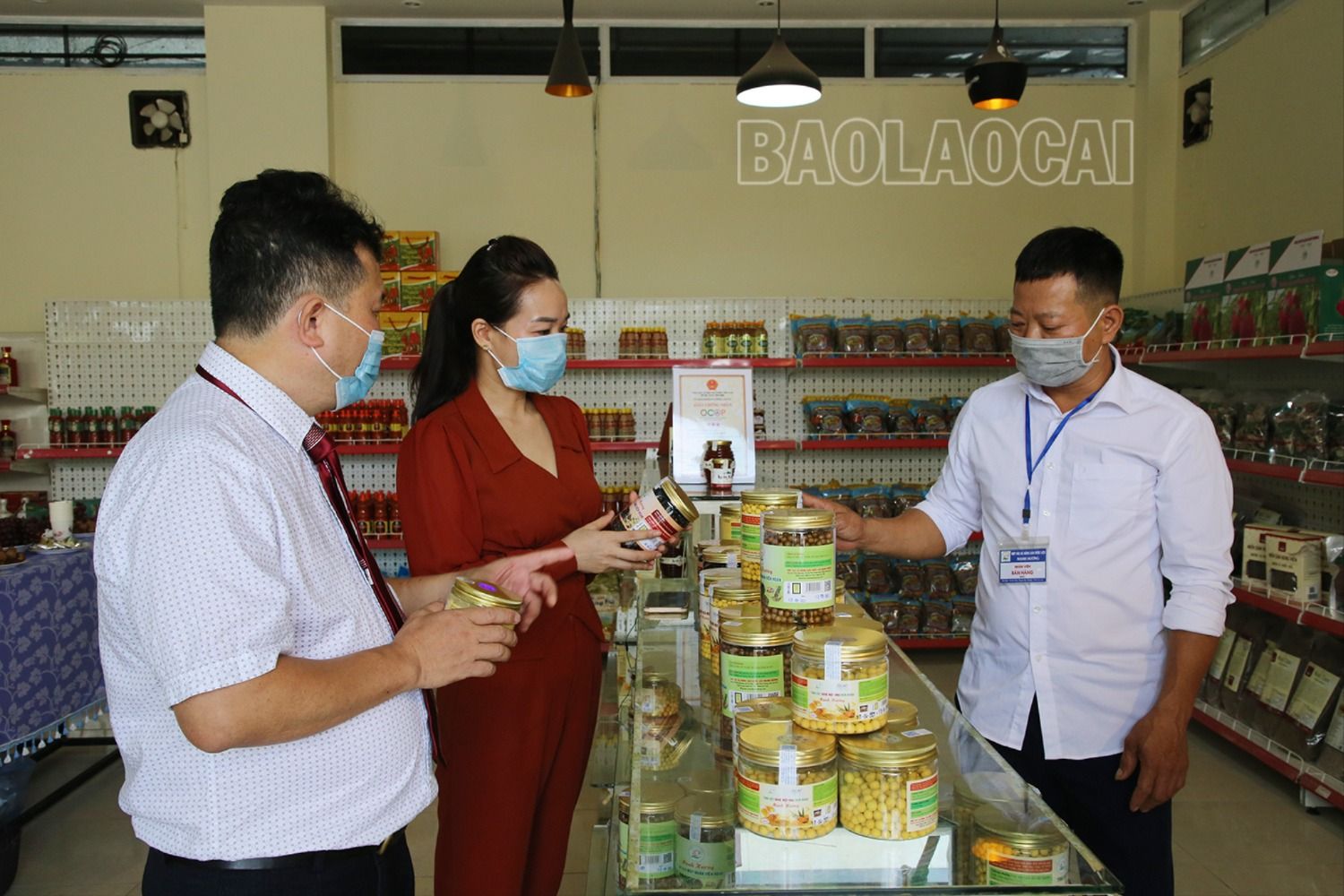 Sản phẩm OCOP của Lào Cai được đưa lên các sàn thương mại. Sản phẩm OCOP Lào Cai được đưa lên các sàn thương mại điện tử. Thúy Phượng.JPG