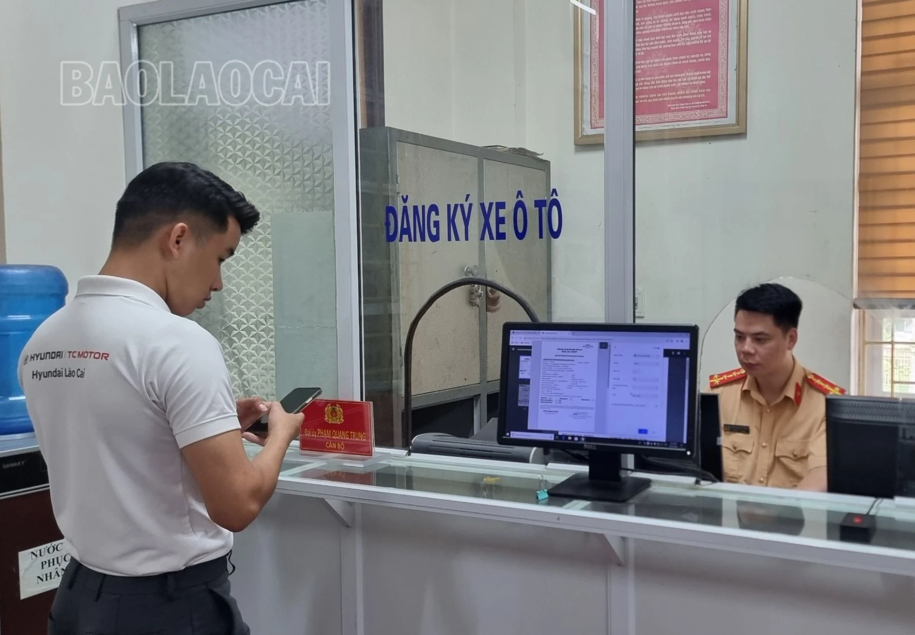 Người dân có thể đến công an các địa phương để được tư vấn thông tin về thủ tục để chuyển quyền sở hữu xe, biển số định danh.jpg