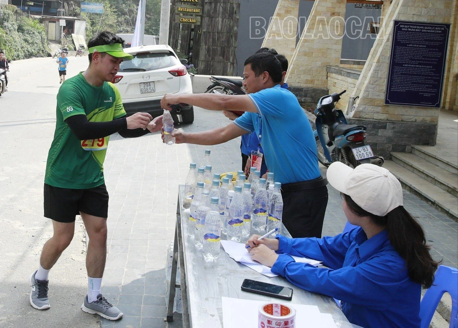 tiếp nước cho các vận động viên.jpg