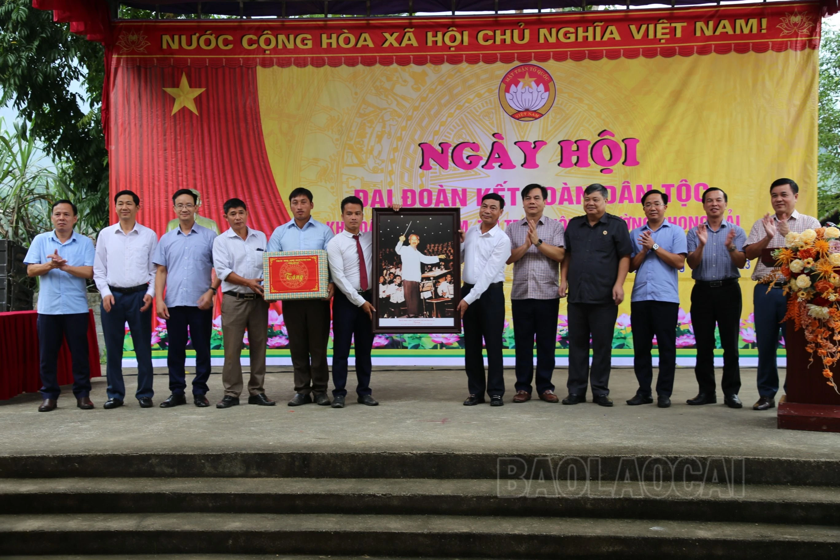 Đồng chí Nguyễn Văn Phúc trao quà của Tỉnh ủy, HĐND, UBND, Ủy ban MTTQ Việt Nam tỉnh tặng Nhân dân thôn Ải Nam.