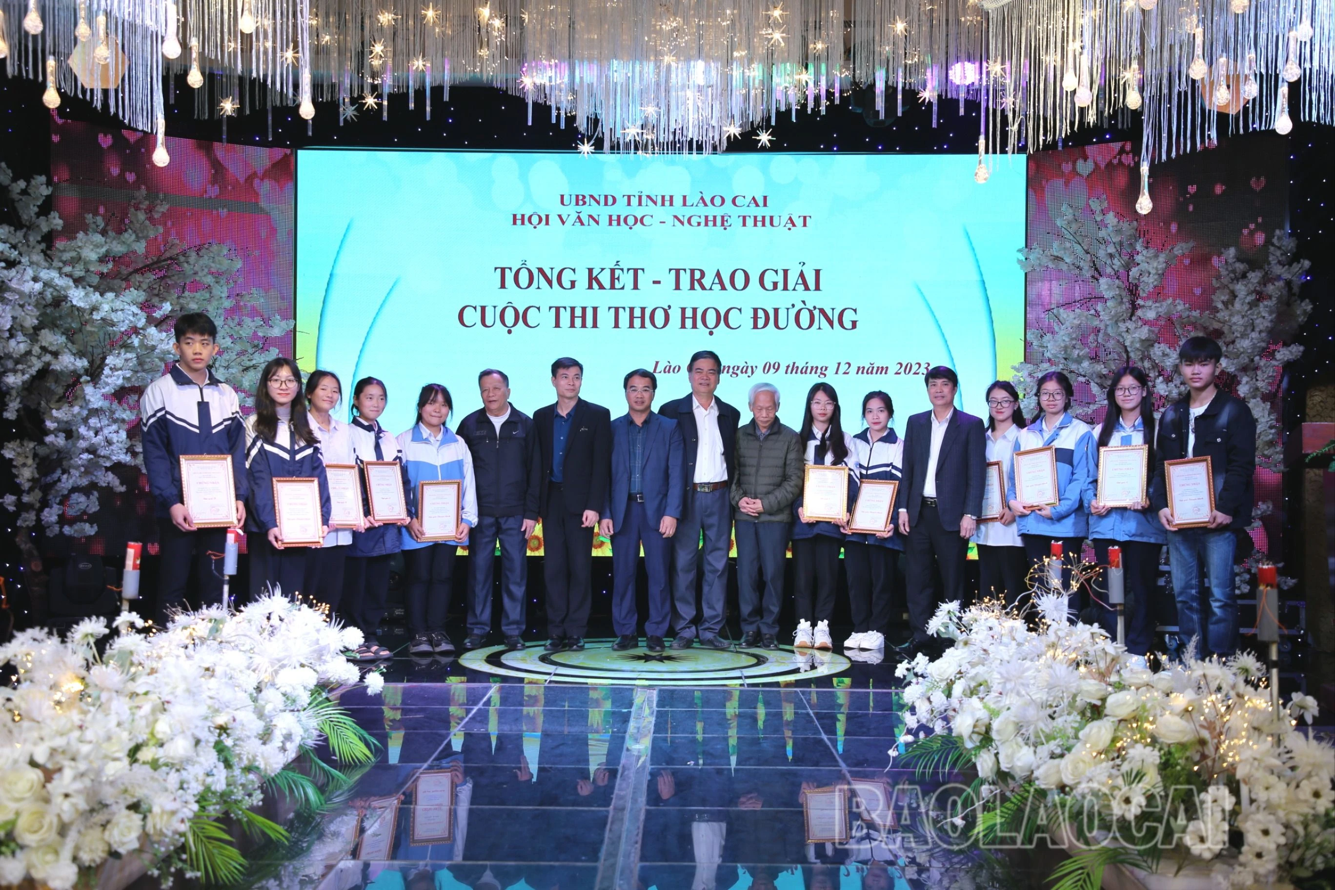 trao giải thơ.JPG