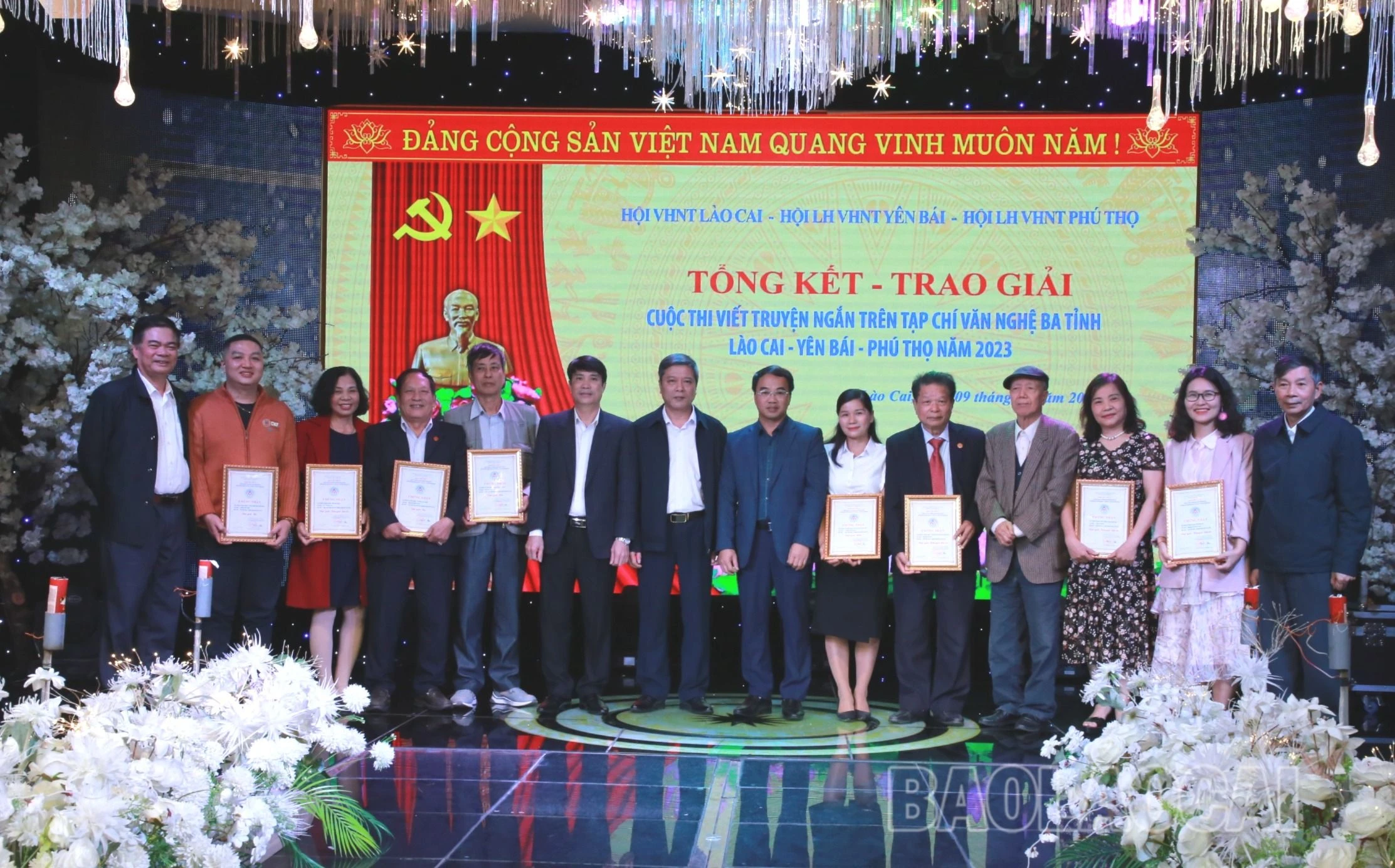 trao giải truyện ngắn.JPG