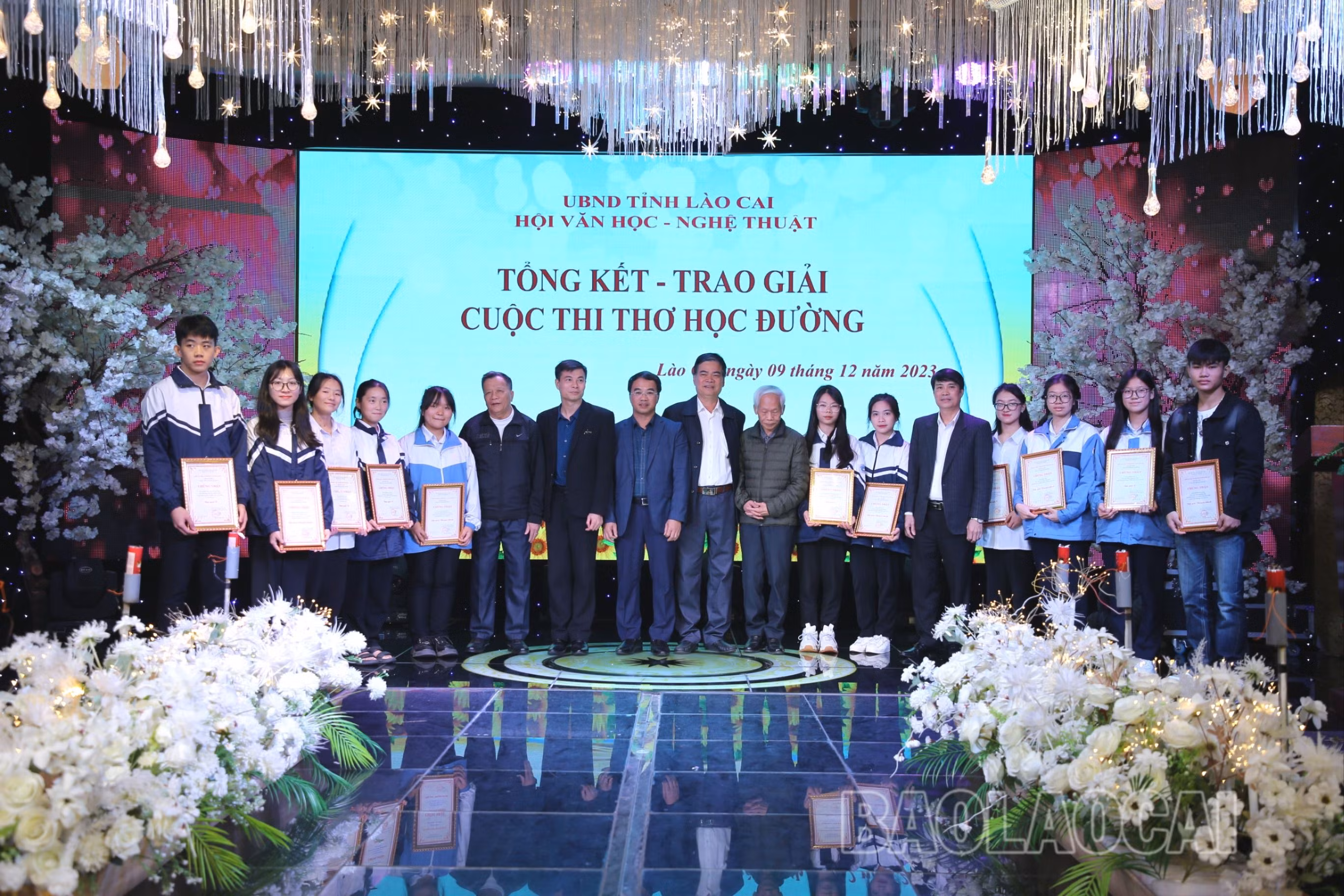 trao giải thơ.JPG