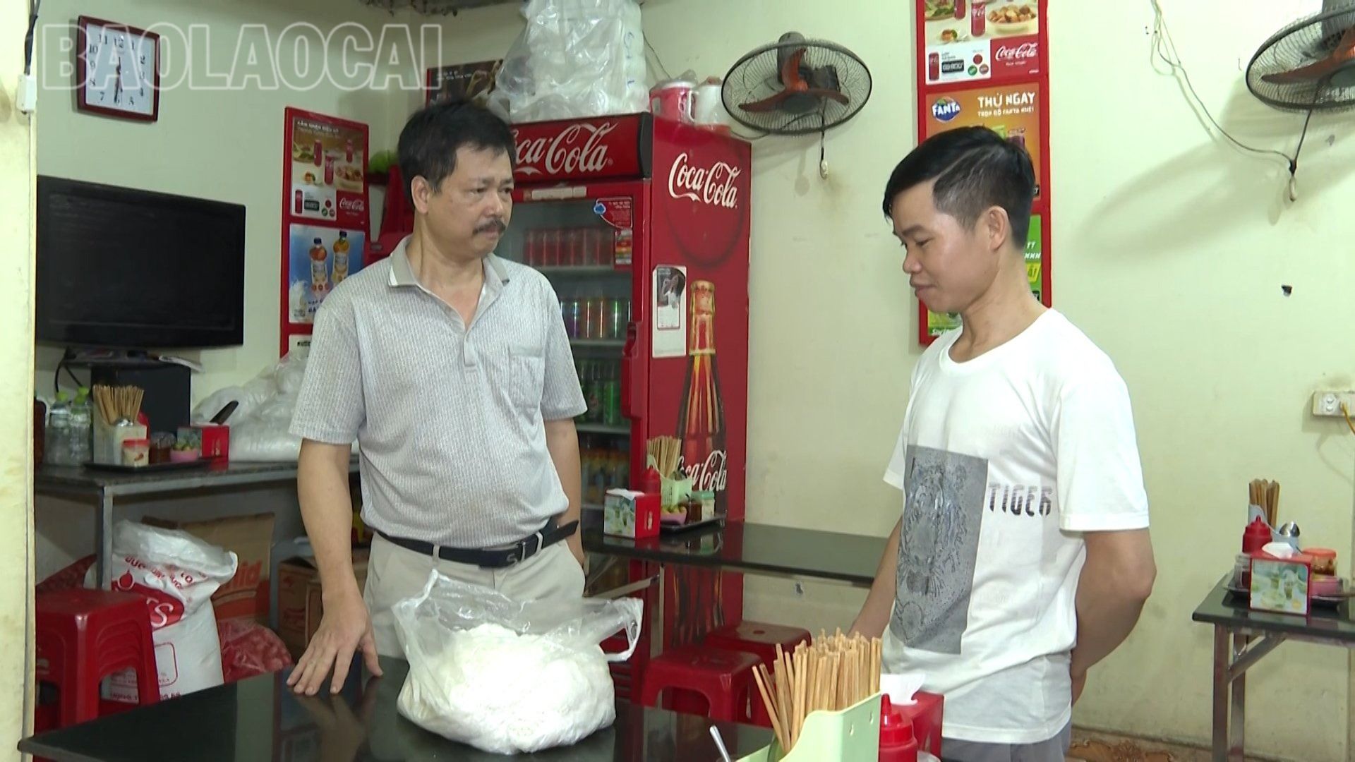 Người tiêu dùng nhỏ lẻ chưa chịu nhiều tác động từ việc tăng giá gạo. Ảnh minh họa. bun tang gia.jpg