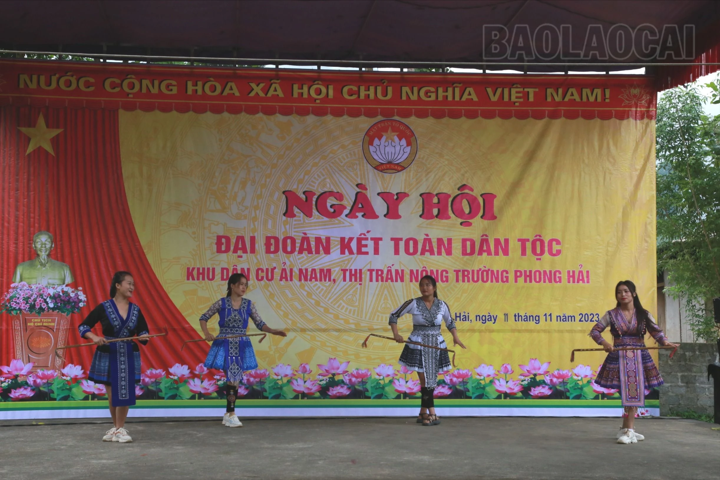 Nhân dân thôn Ải Nam vui Ngày hội Đại đoàn kết toàn dân tộc.