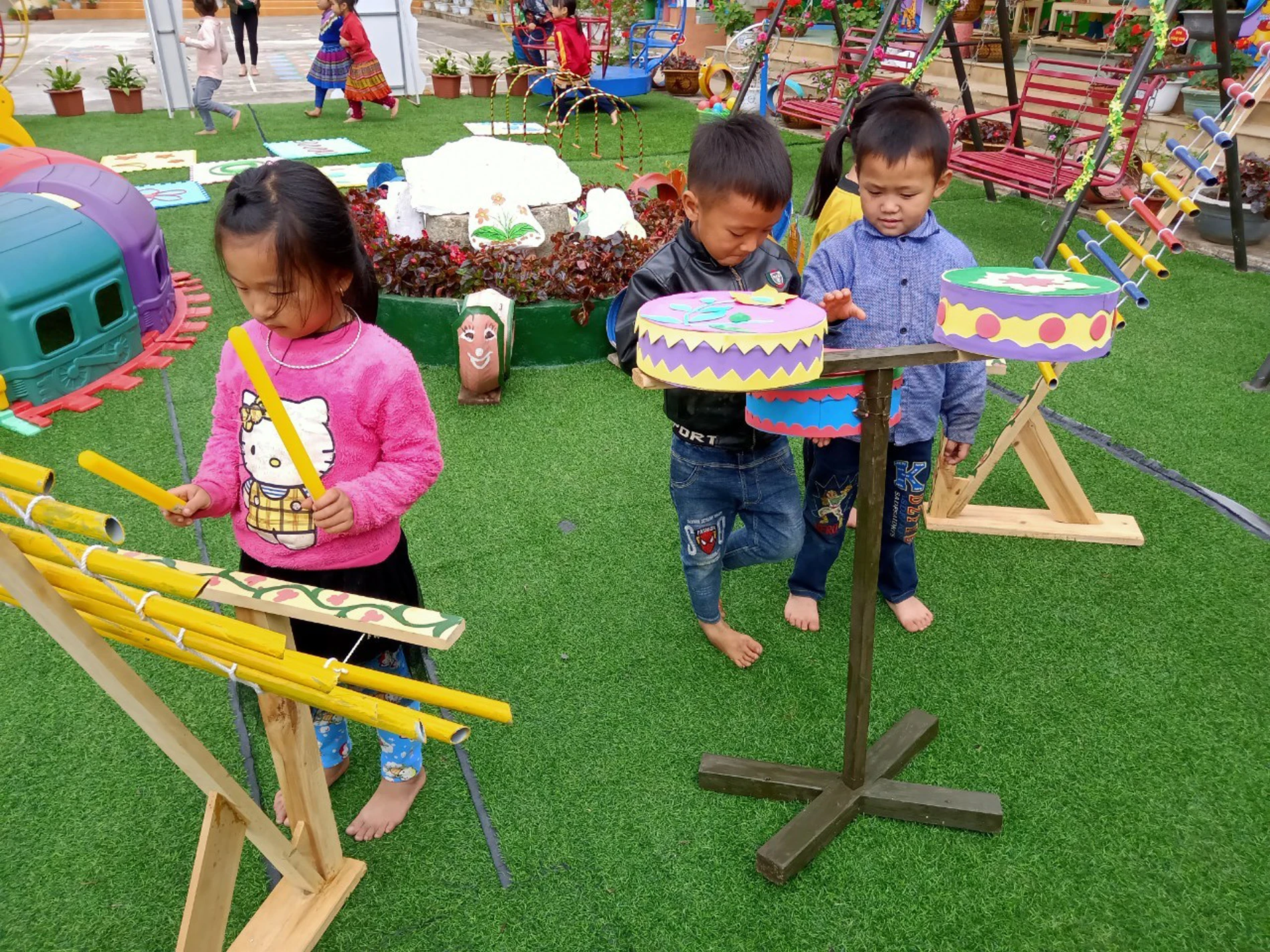 Rác thải nhựa được tái chế thành đồ chơi, vật dụng học tập tại Bắc Hà.Thúy Phượng.jpg