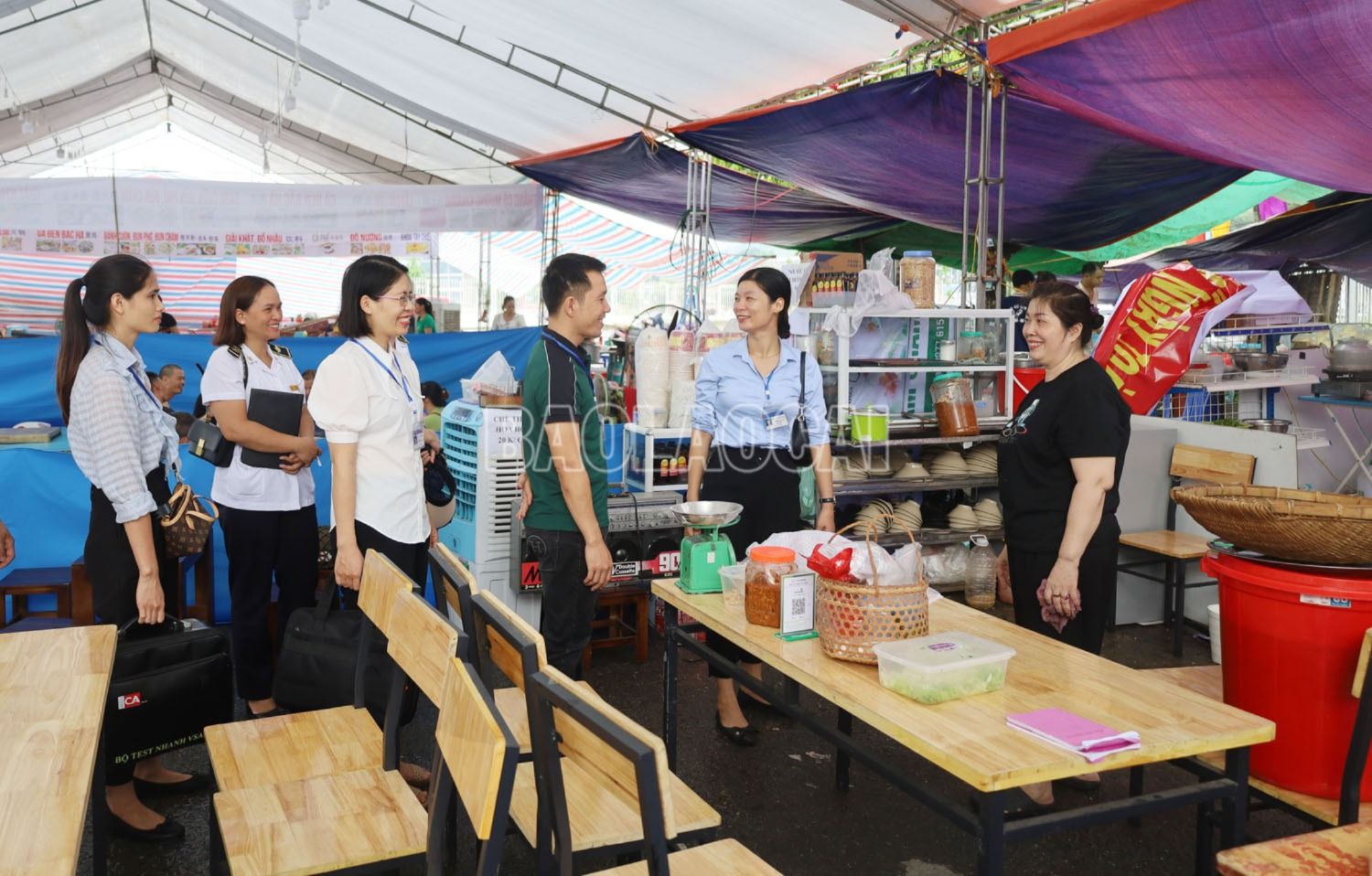 Đoàn kiểm tra tuyên truyền, nhắc nhở chủ cơ sở kinh doanh dịch vụ ăn uống chú trọng vệ sinh an toàn thực phẩm. a3.jpg