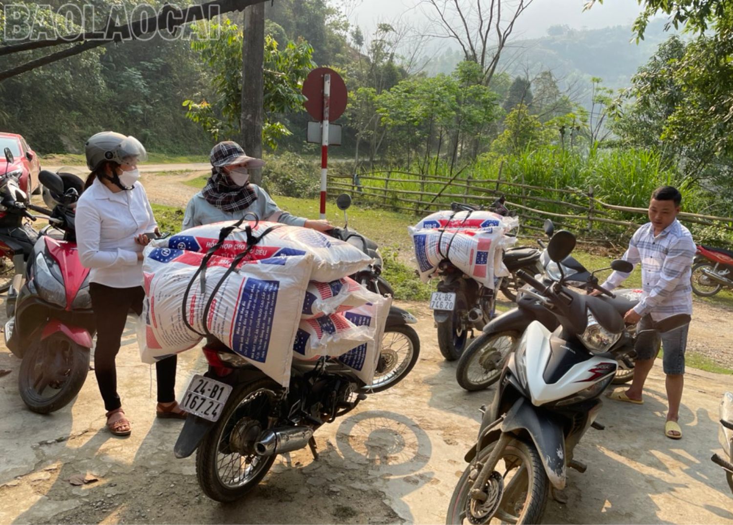 Tham gia mô hình hộ dân được hỗ trợ thức ăn, thuốc phòng, chống dịch bệnh. ảnh cám 6.png