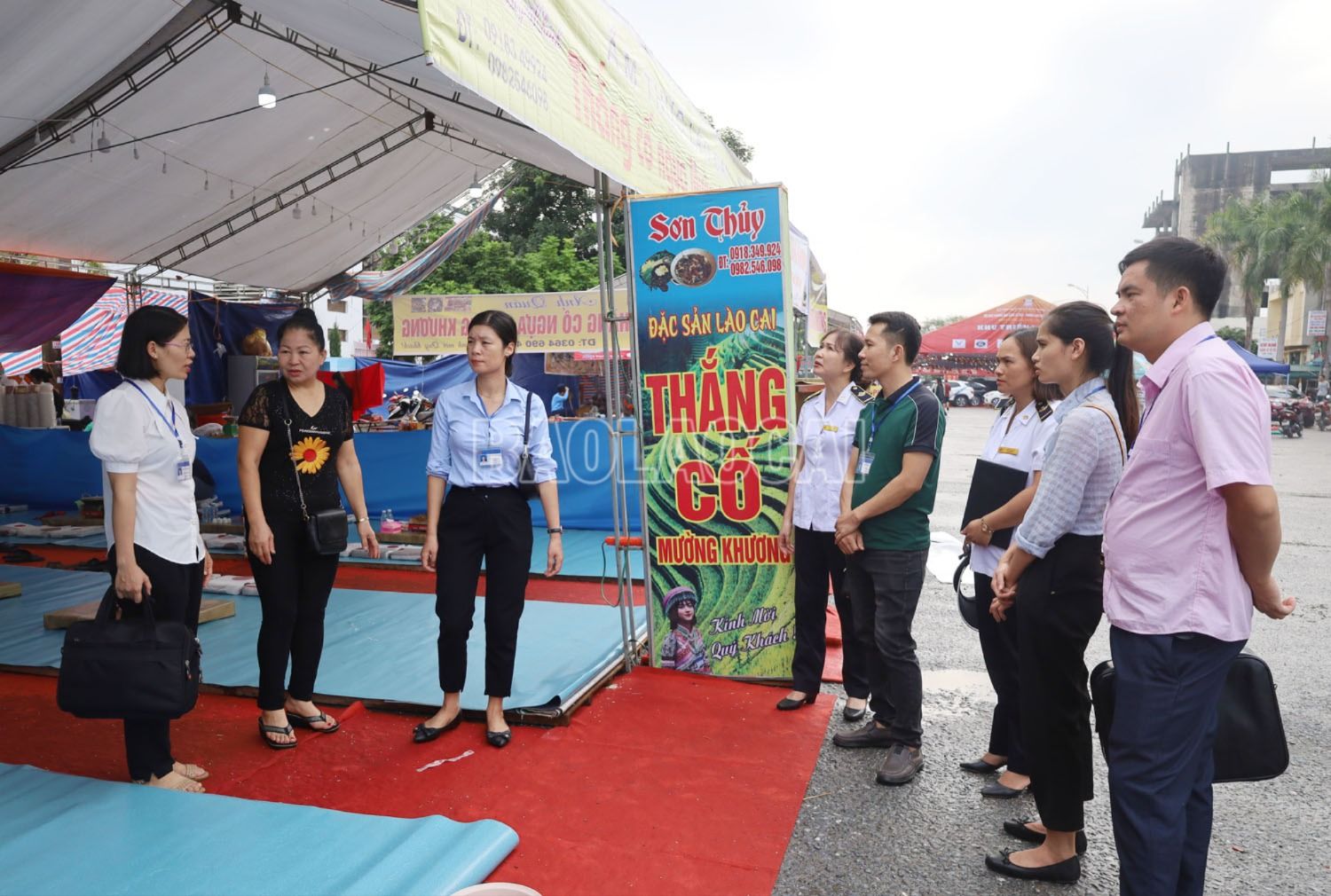 Đoàn kiểm tra vệ sinh an toàn thực phẩm khu ẩm thực tại hội chợ. a2.jpg