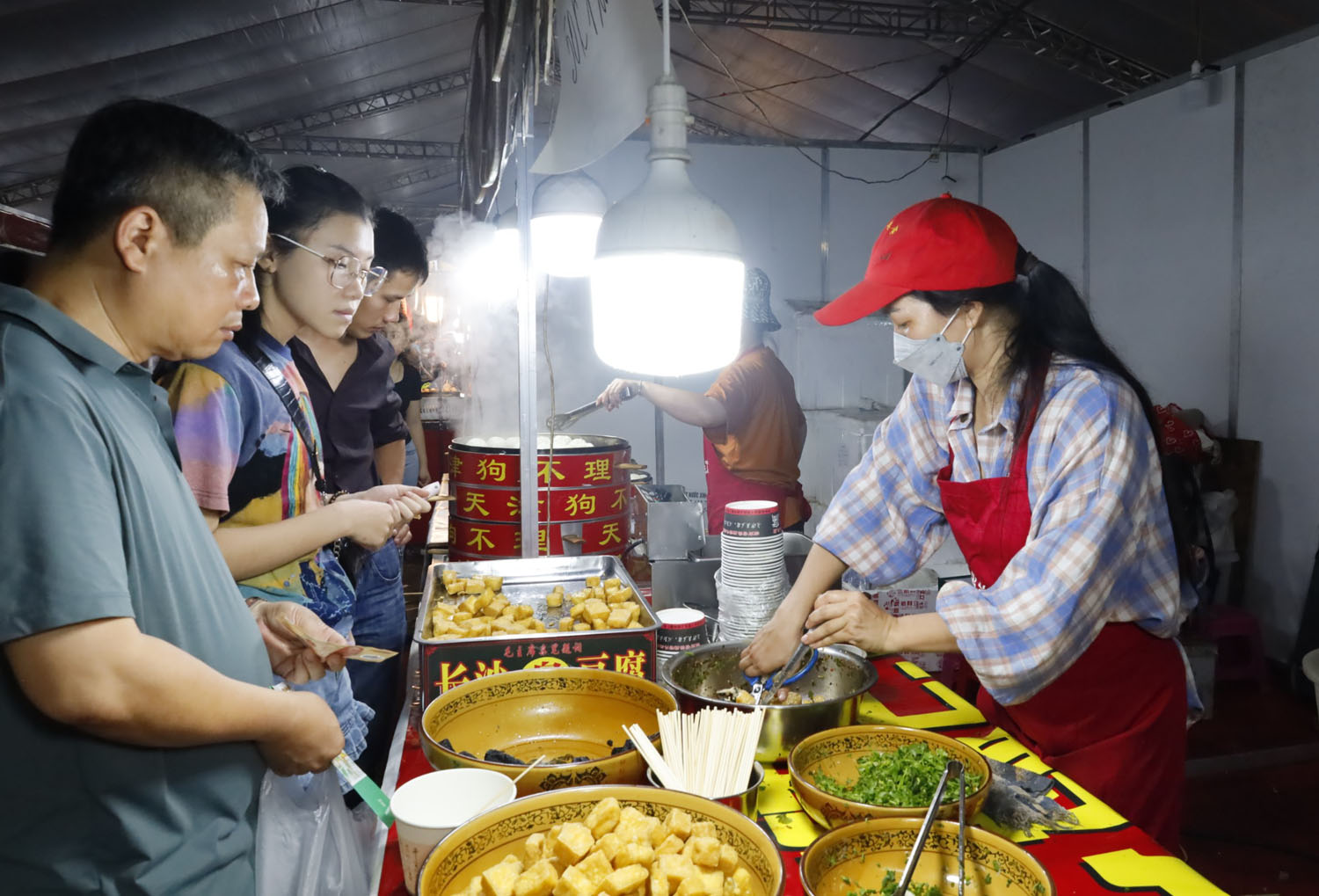 Đậu phụ trộn của Trung Quốc cũng là món ăn hấp dẫn với nhiều du khách tham quan hội chợ. z4873298696369_4afbcaabac81f7771d9f2fa91c8f90c5.jpg