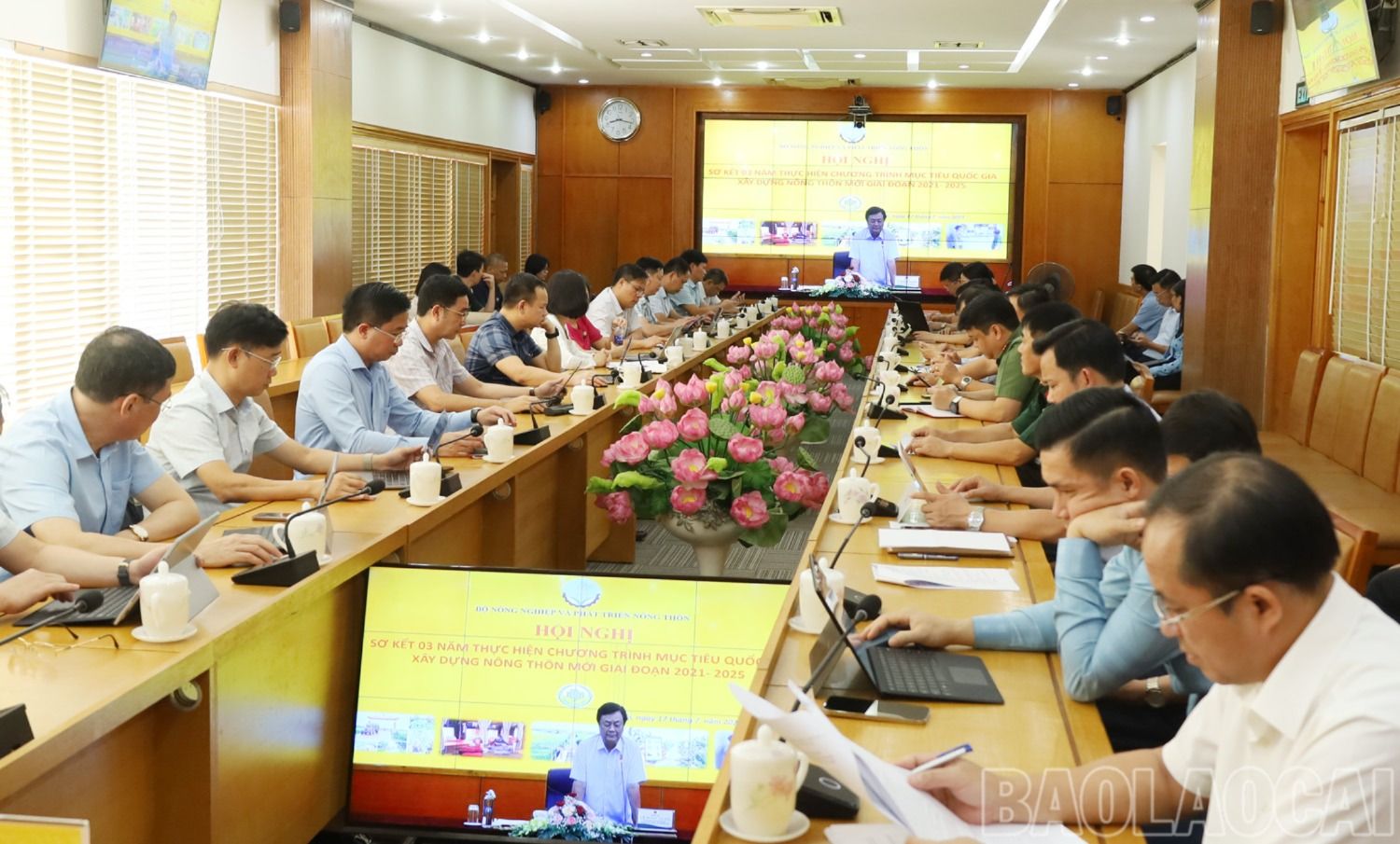 Các đại biểu theo dõi hội nghị tại điểm cầu Lào Cai. b.jpg