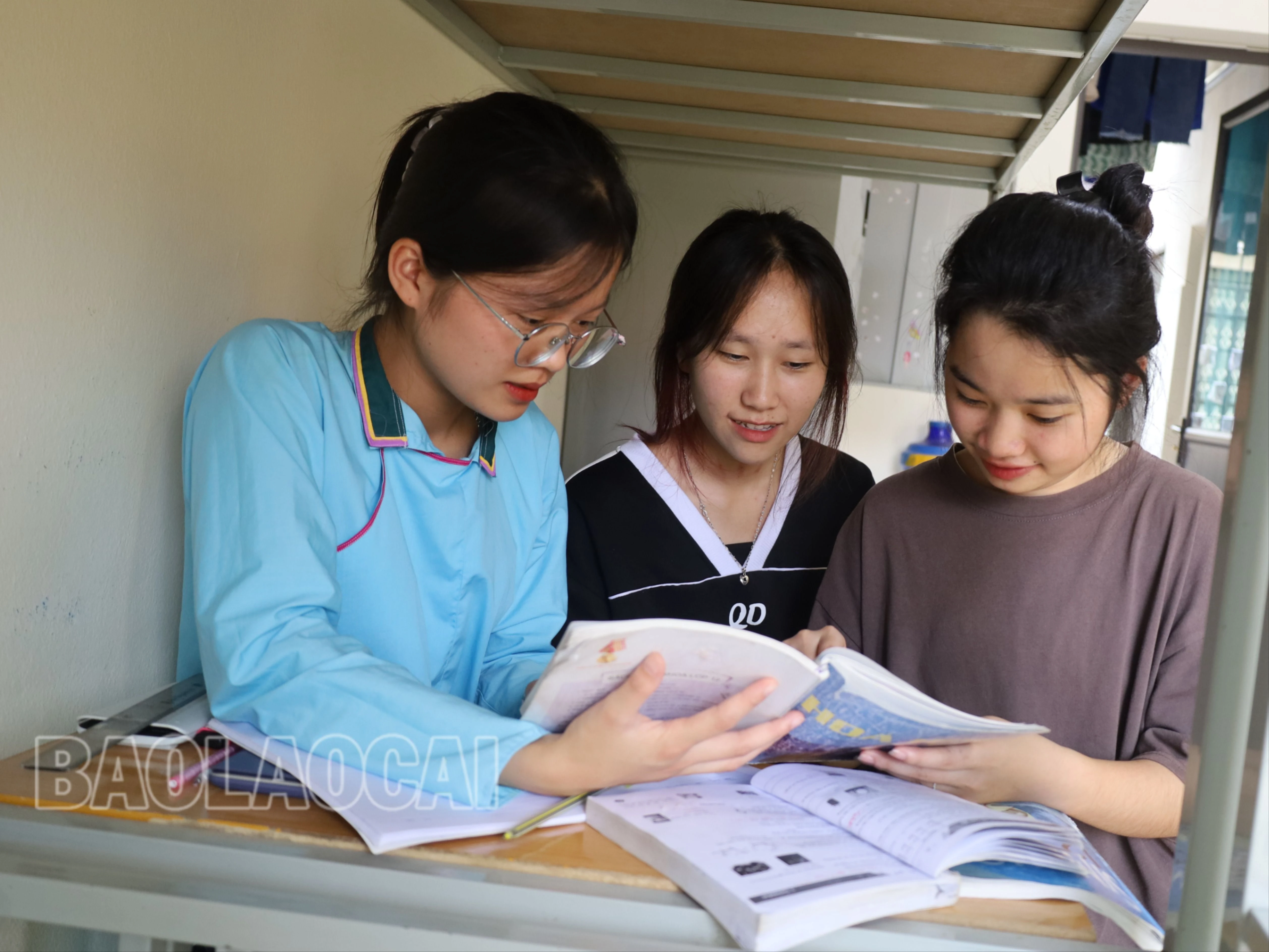 Tráng Thị Lươn cùng các bạn tranh thủ ôn bài trước kỳ thi.