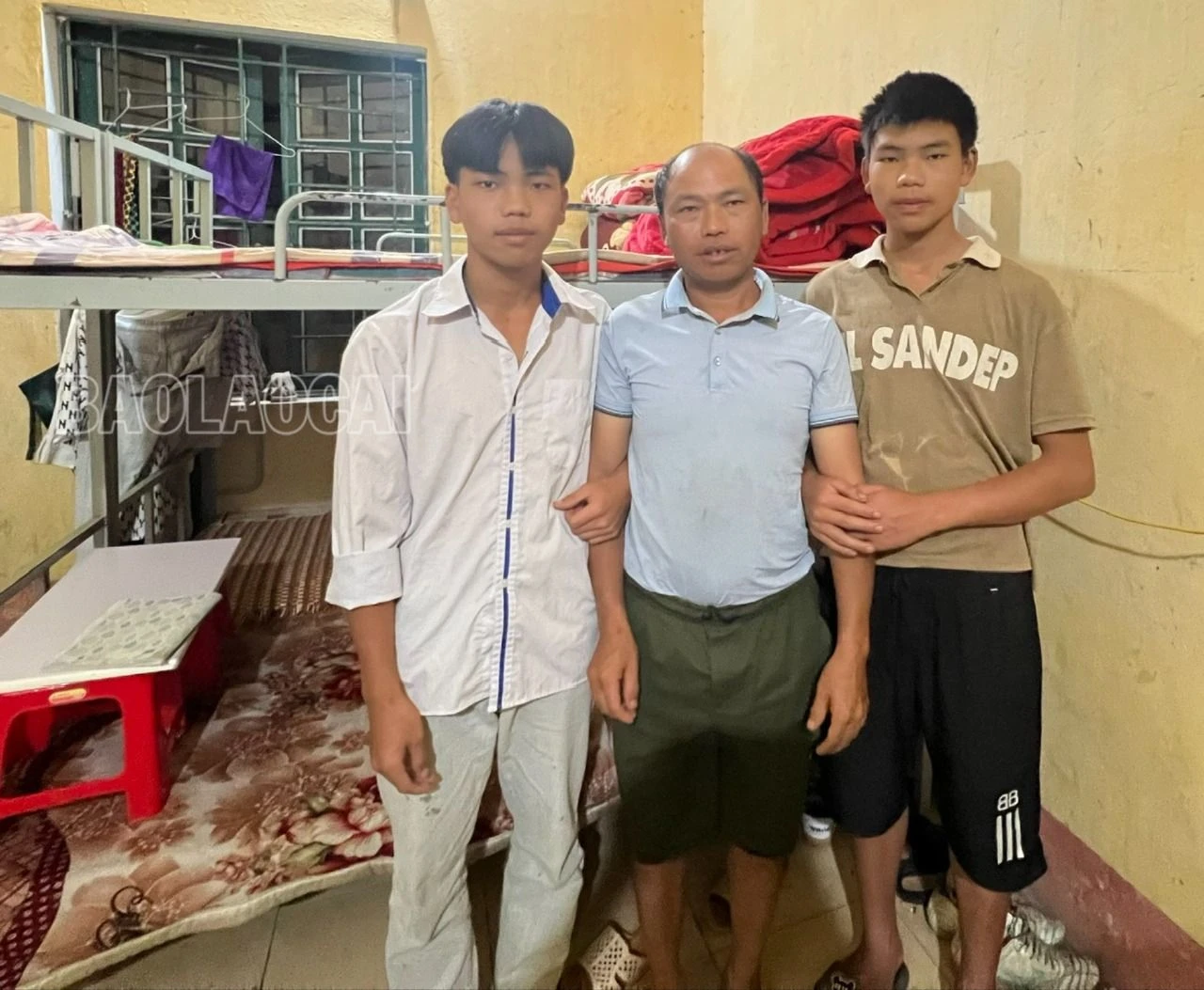 Ông Sùng Seo Pao cùng con trai út xuống động viên, tiếp thêm động lực để con trai - Sùng Seo Chính thi tốt.