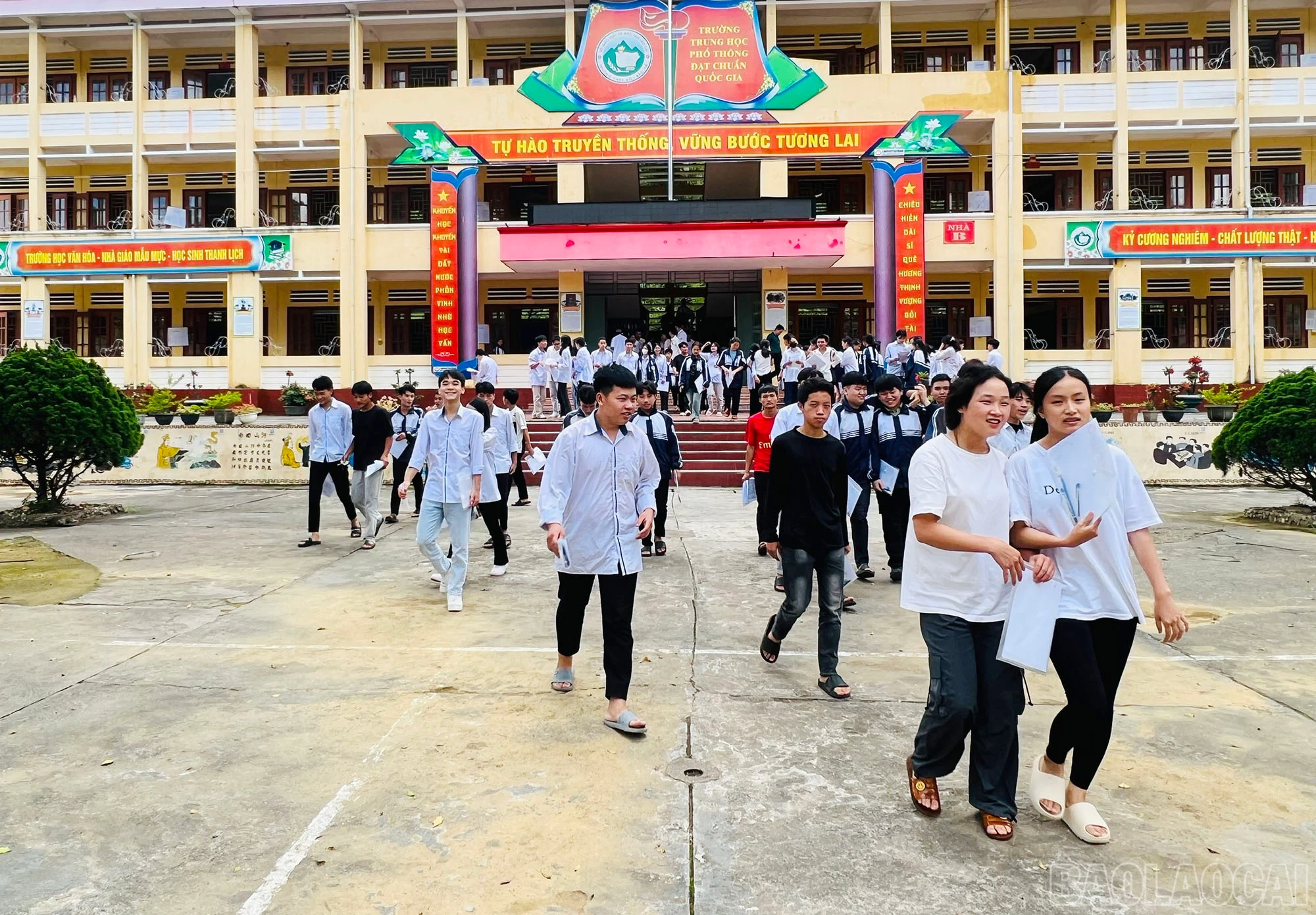 Các thí sinh tại Bắc Hà phấn khởi khi kết thúc môn thi Tiếng Anh.