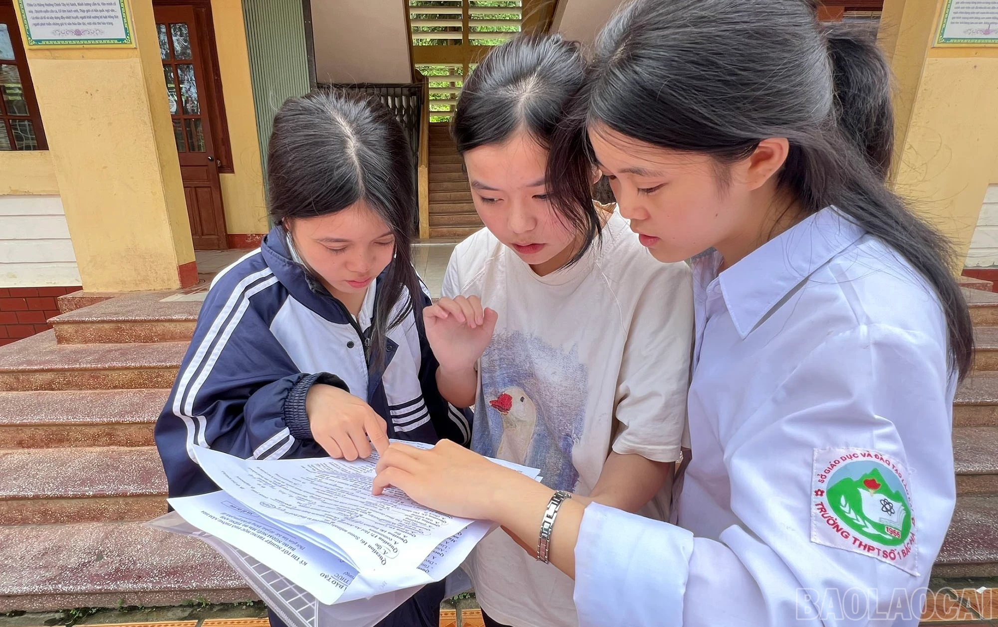 Thí sinh tại điểm thi số 1 huyện Bắc Hà thảo luận về bài thi môn Tiếng Anh.