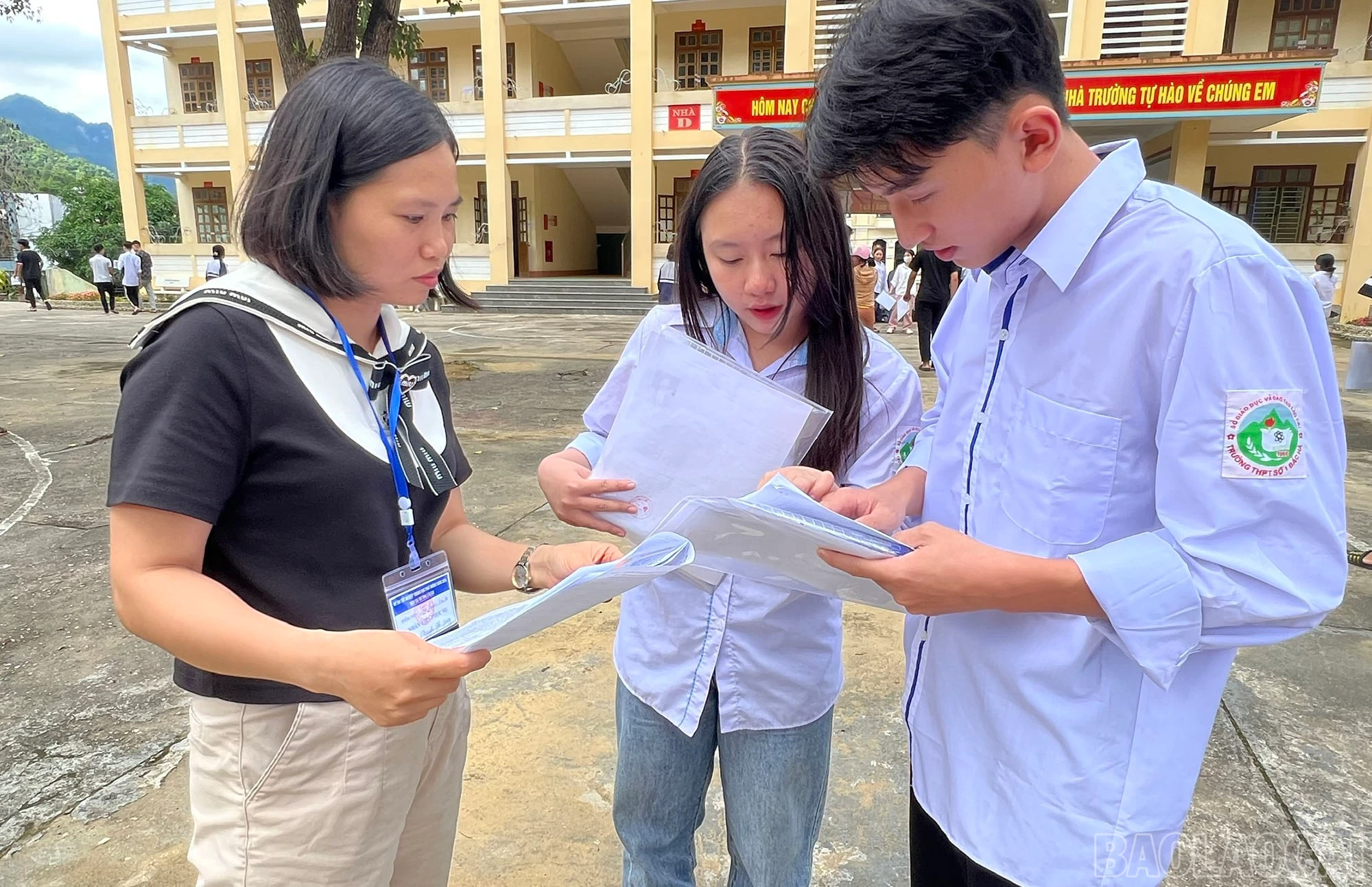 Cô giáo cùng học sinh kiểm tra lại các đáp án của bài thi.