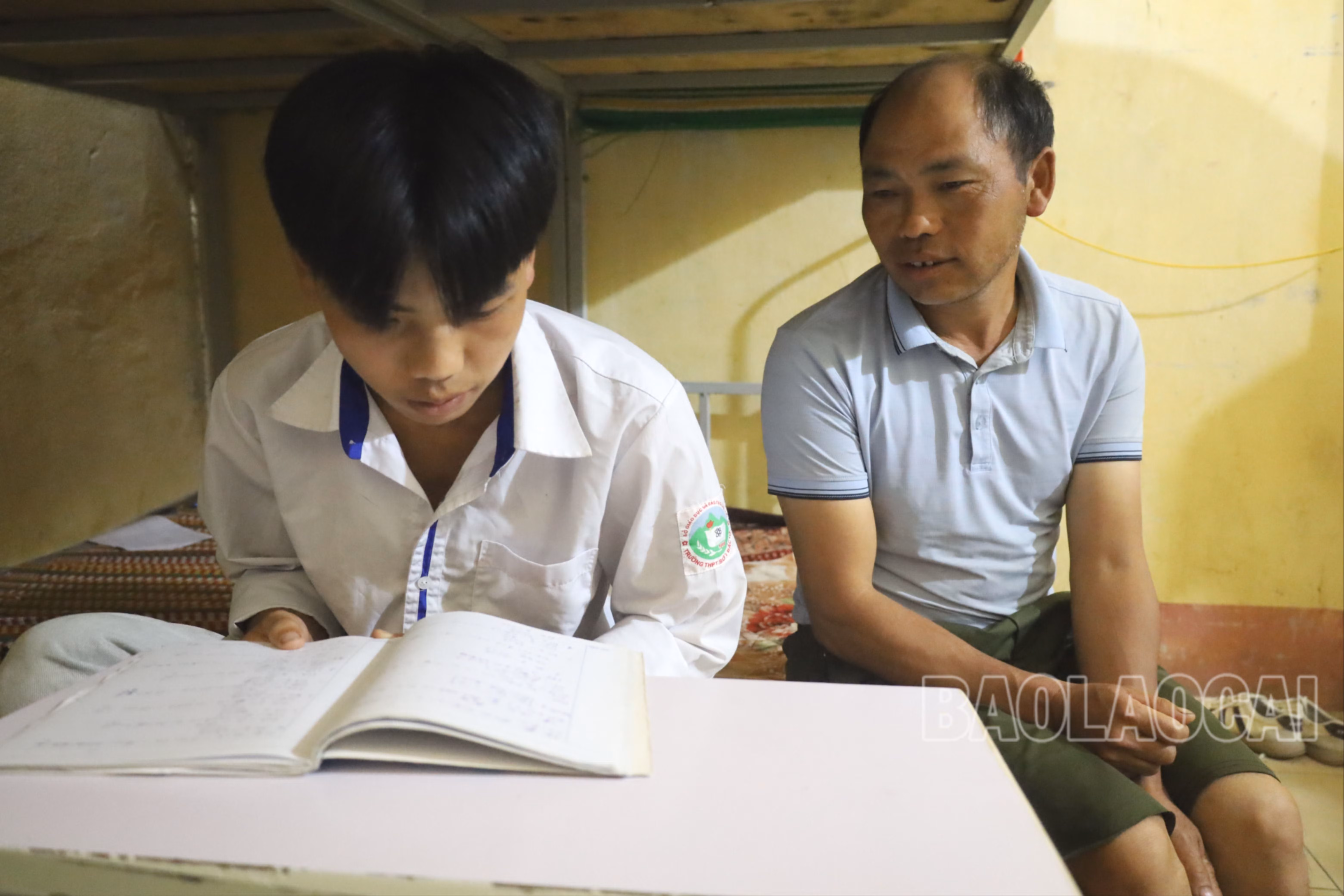 Dù không biết chữ nhưng hằng ngày, ông Sùng Seo Pao luôn ngồi cạnh, động viên và nhắc nhở con ôn bài.