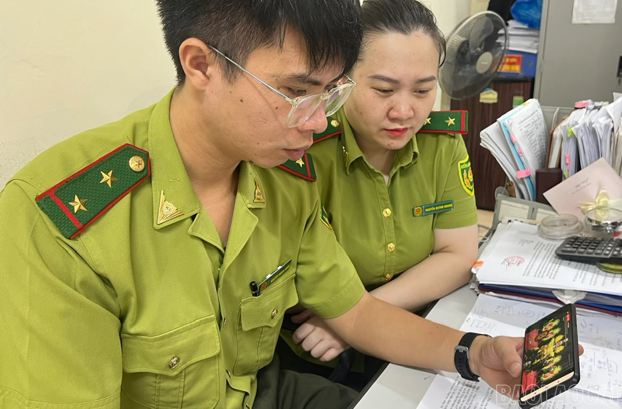 Cán bộ, viên chức ngành kiểm lâm theo dõi Lễ tang Tổng Bí thư.