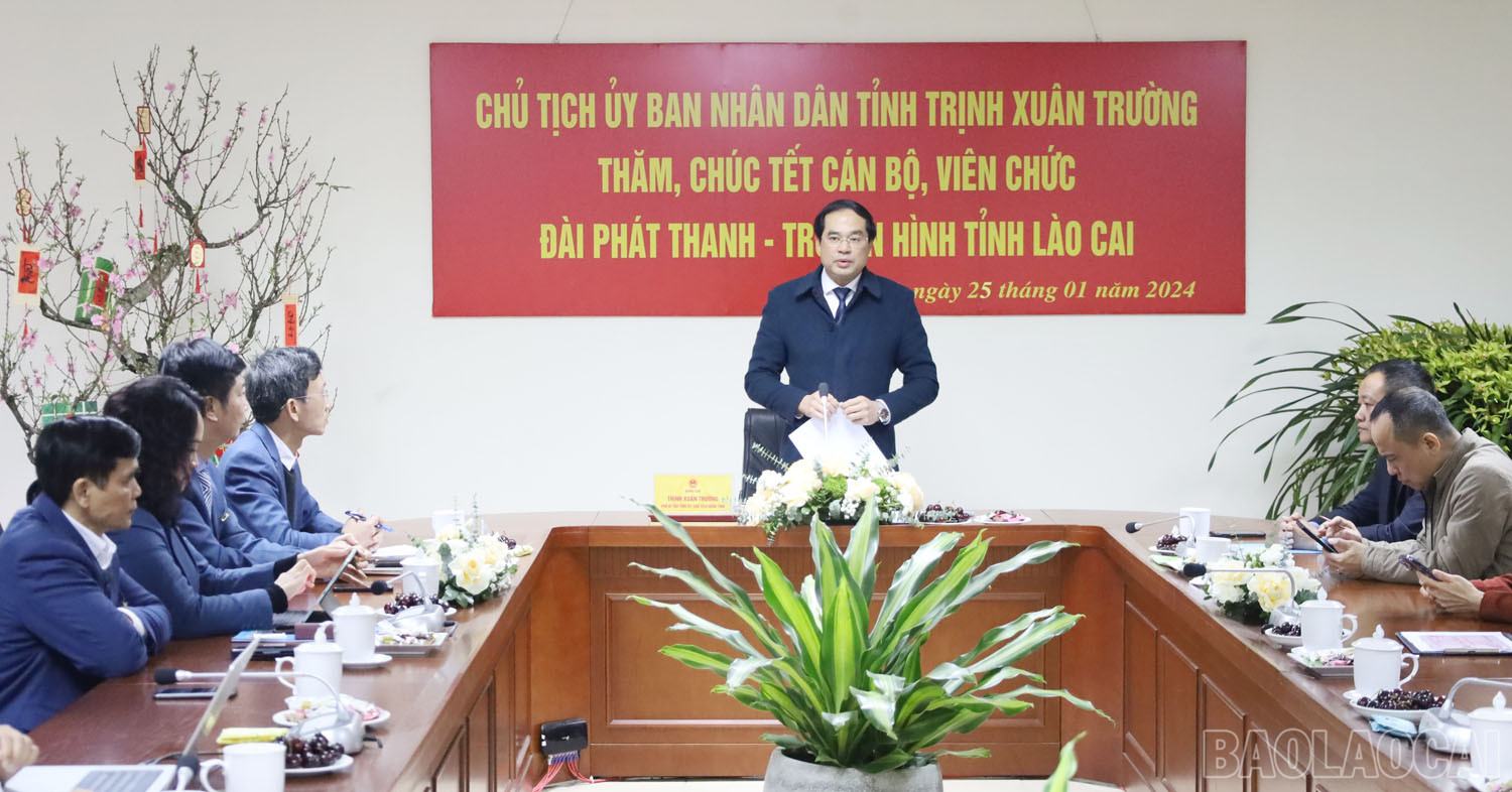Đồng chí Trịnh Xuân Trường, Chủ tịch UBND tỉnh chúc tết cán bộ, viên chức Đài Phát thanh – Truyền hình tỉnh. baolaocai_3.jpg