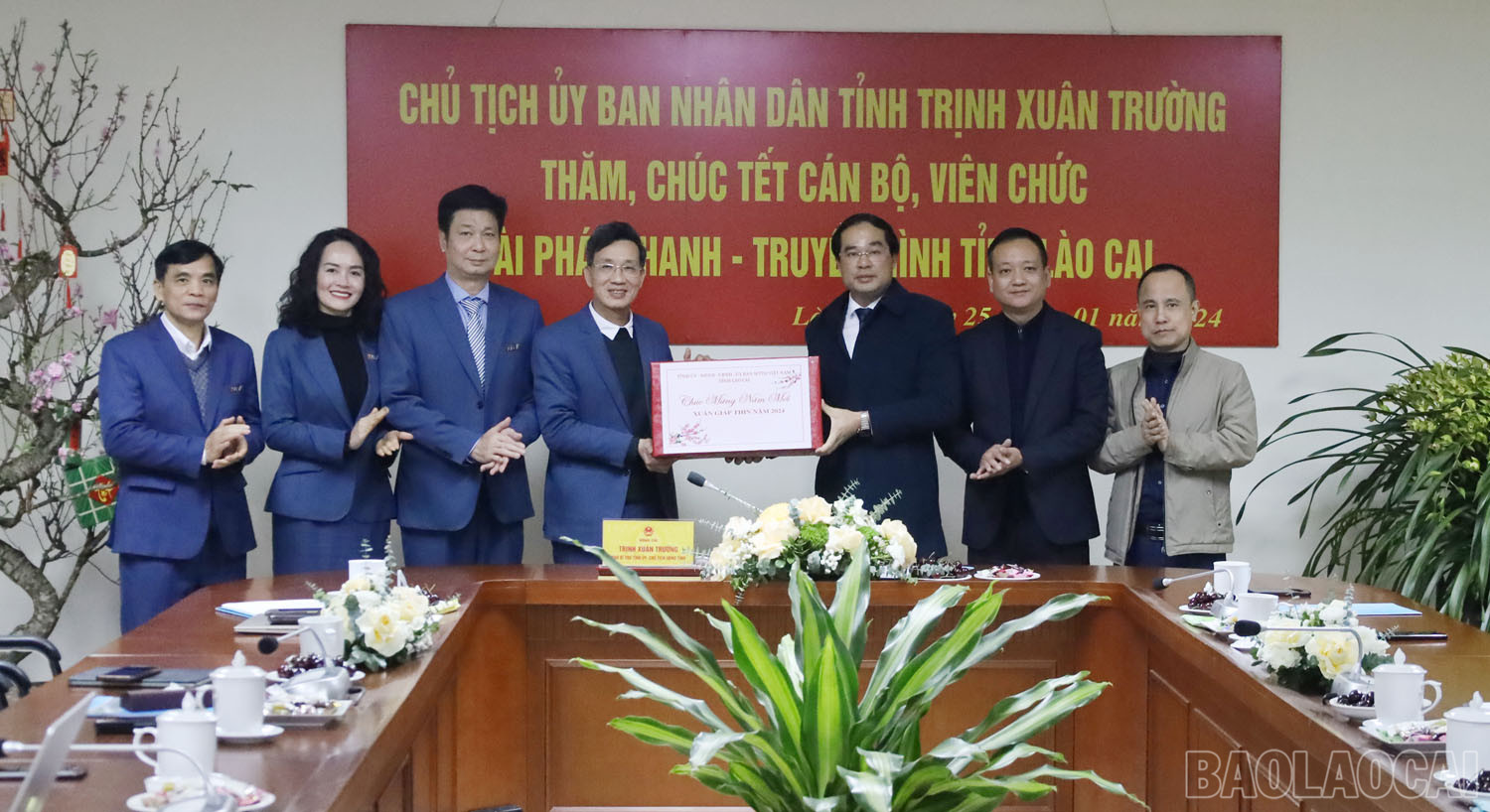 Chủ tịch UBND tỉnh tặng quà tết cán bộ, viên chức Đài Phát thanh – Truyền hình tỉnh. baolaocai_5.jpg