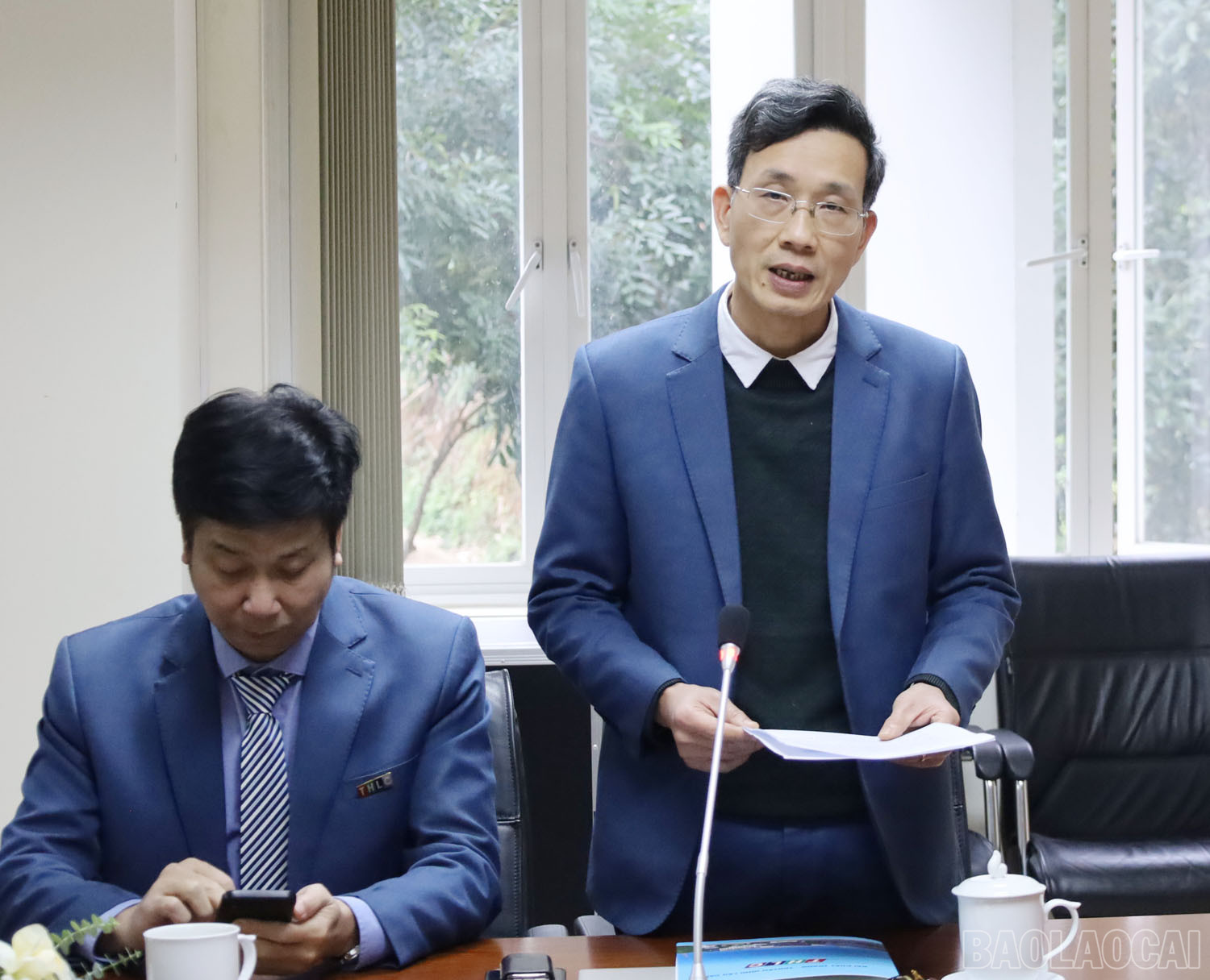 Đồng chí Lê Trường Giang, Giám đốc Đài Phát thanh – Truyền hình tỉnh Lào Cai báo cáo kết quả thực hiện nhiệm vụ năm 2023 và định hướng công tác tuyên truyền trong thời gian tới. baolaocai_4.jpg