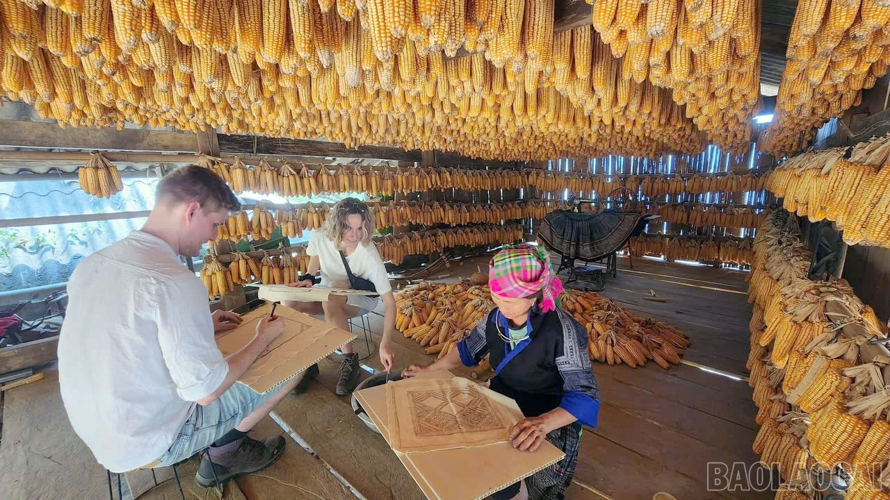 baolaocai-br_du-khach-tay.jpg