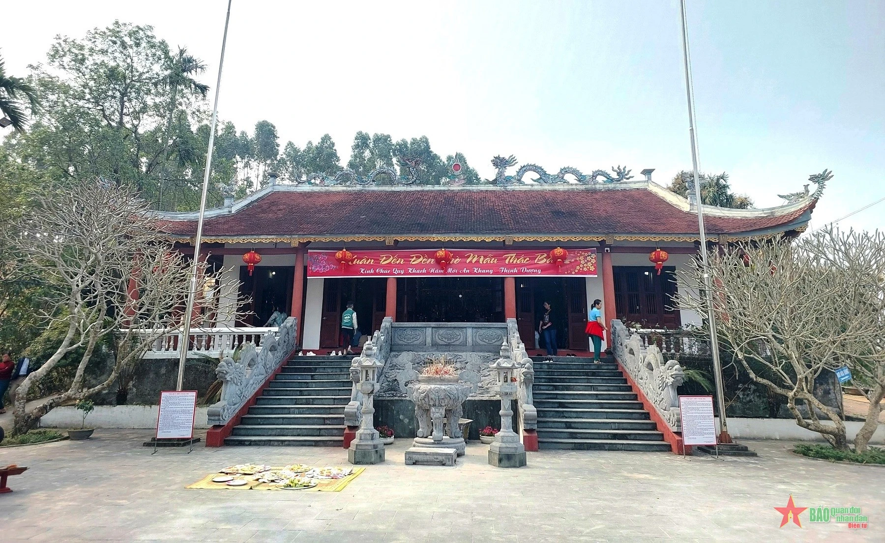 Đền Mẫu Thác Bà trên núi Hoàng Thi