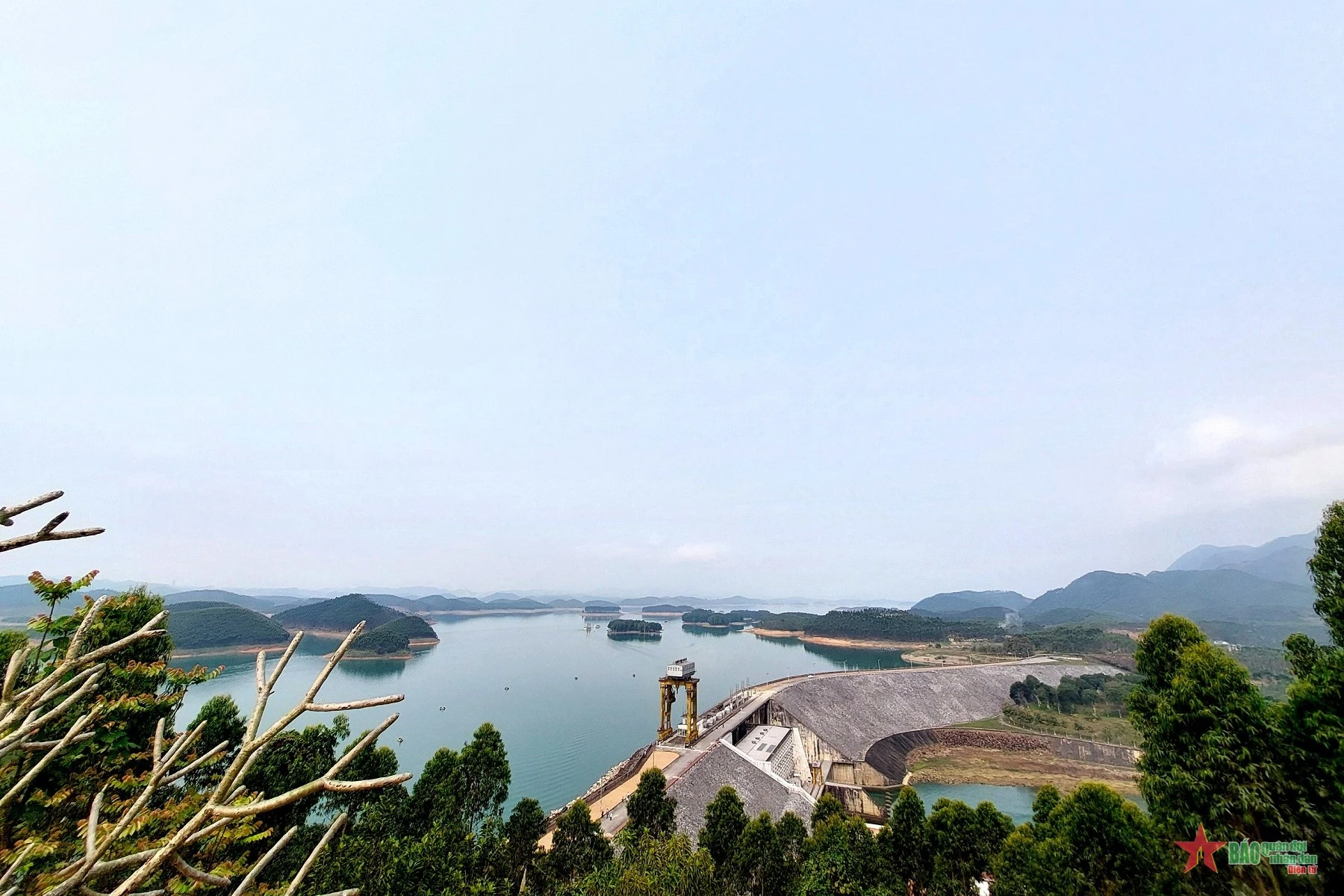 Đền Mẫu Thác Bà trên núi Hoàng Thi