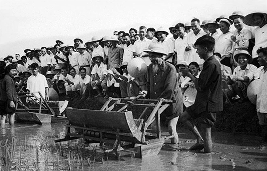 Ngày này năm xưa: 27-9-1961: Bác Hồ căn dặn không được coi thường lao động chân tay