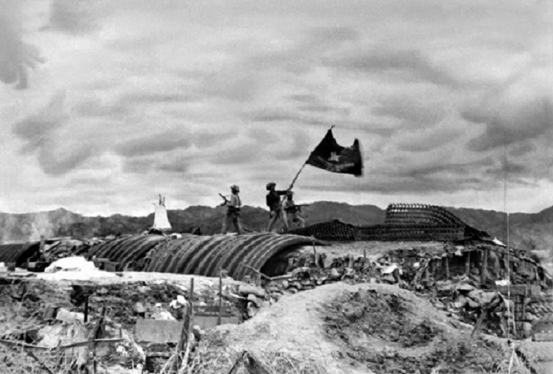 Lá cờ "Quyết chiến - Quyết thắng" của Quân đội nhân dân Việt Nam tung bay trên nóc hầm tướng De Castries. Chiến dịch lịch sử Điện Biên Phủ đã toàn thắng. Ngày 2-12-1975: Ngày thành lập Nước Cộng hòa Dân chủ nhân dân Lào