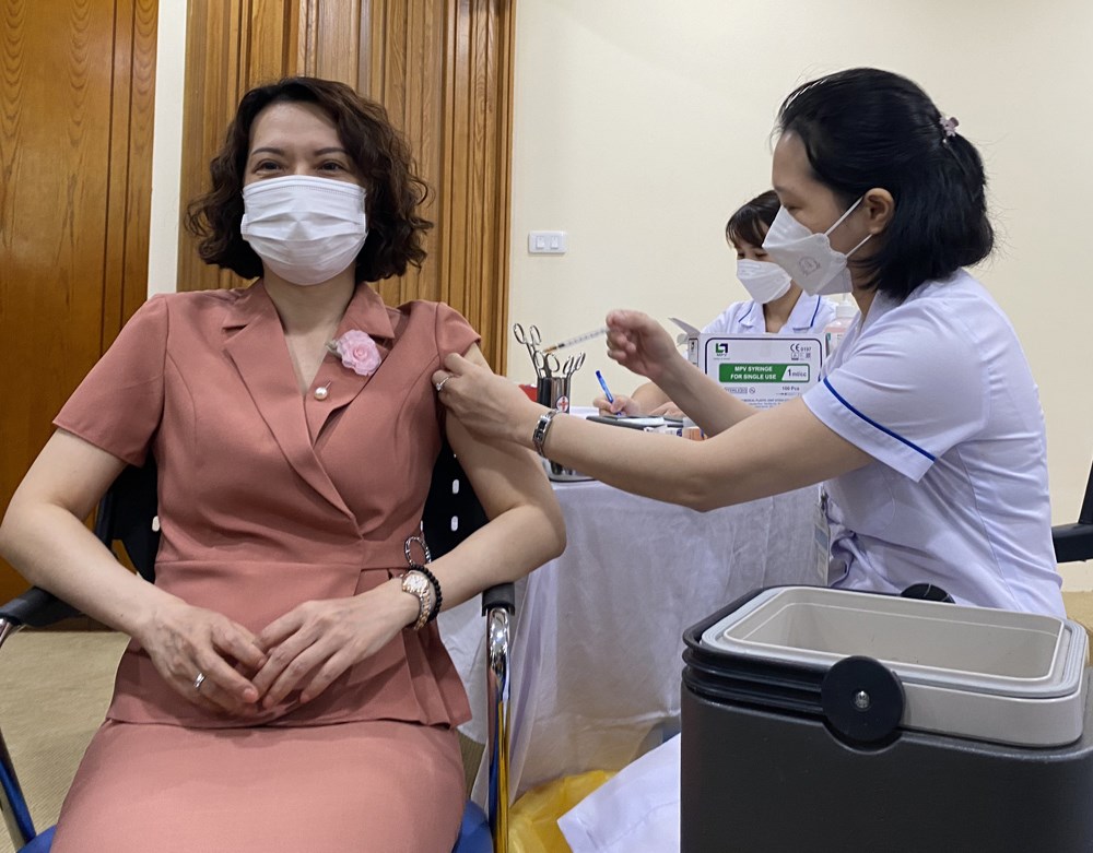 Phát động chiến dịch tiêm vắc xin mũi 3, mũi 4 cho cán bộ, viên chức và người lao động ảnh 1 Phát động chiến dịch tiêm vắc xin mũi 3, mũi 4 cho cán bộ, viên chức và người lao động