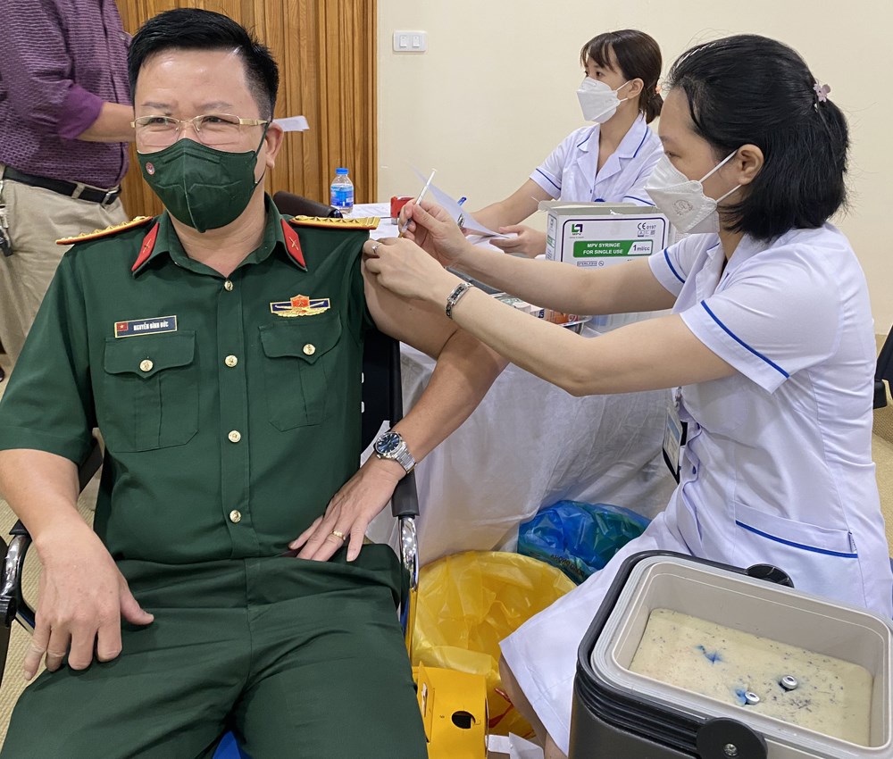 Phát động chiến dịch tiêm vắc xin mũi 3, mũi 4 cho cán bộ, viên chức và người lao động ảnh 2 Phát động chiến dịch tiêm vắc xin mũi 3, mũi 4 cho cán bộ, viên chức và người lao động