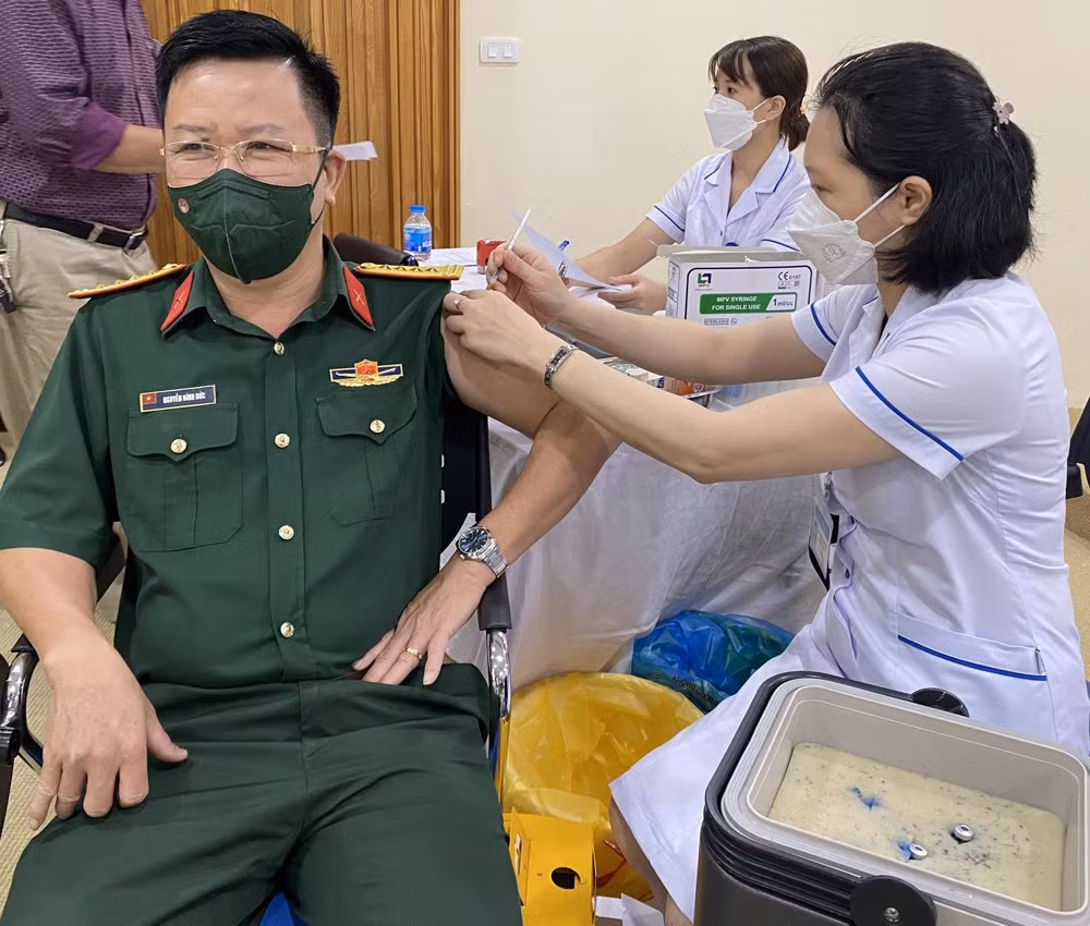 Phát động chiến dịch tiêm vắc xin mũi 3, mũi 4 cho cán bộ, viên chức và người lao động