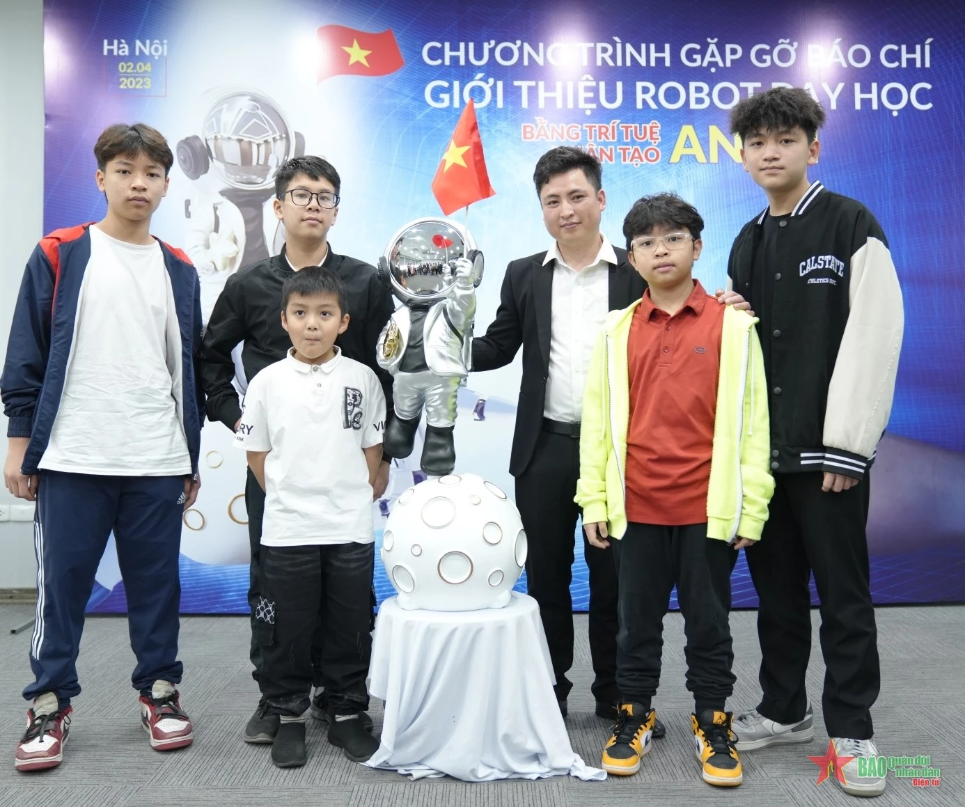 Các bạn trẻ rất hào hứng với robot Anan.&nbsp;